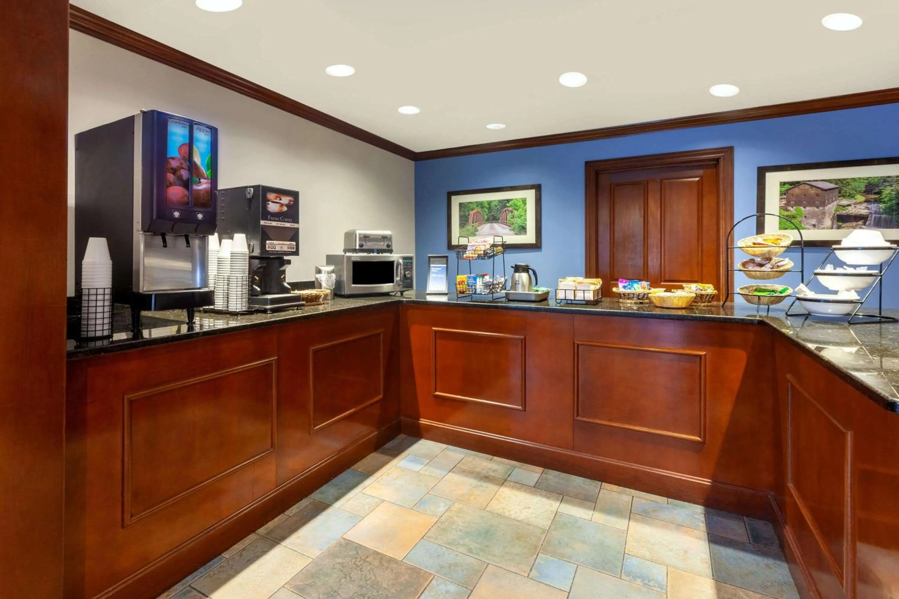 Restaurant/places to eat in Days Inn by Wyndham Austintown