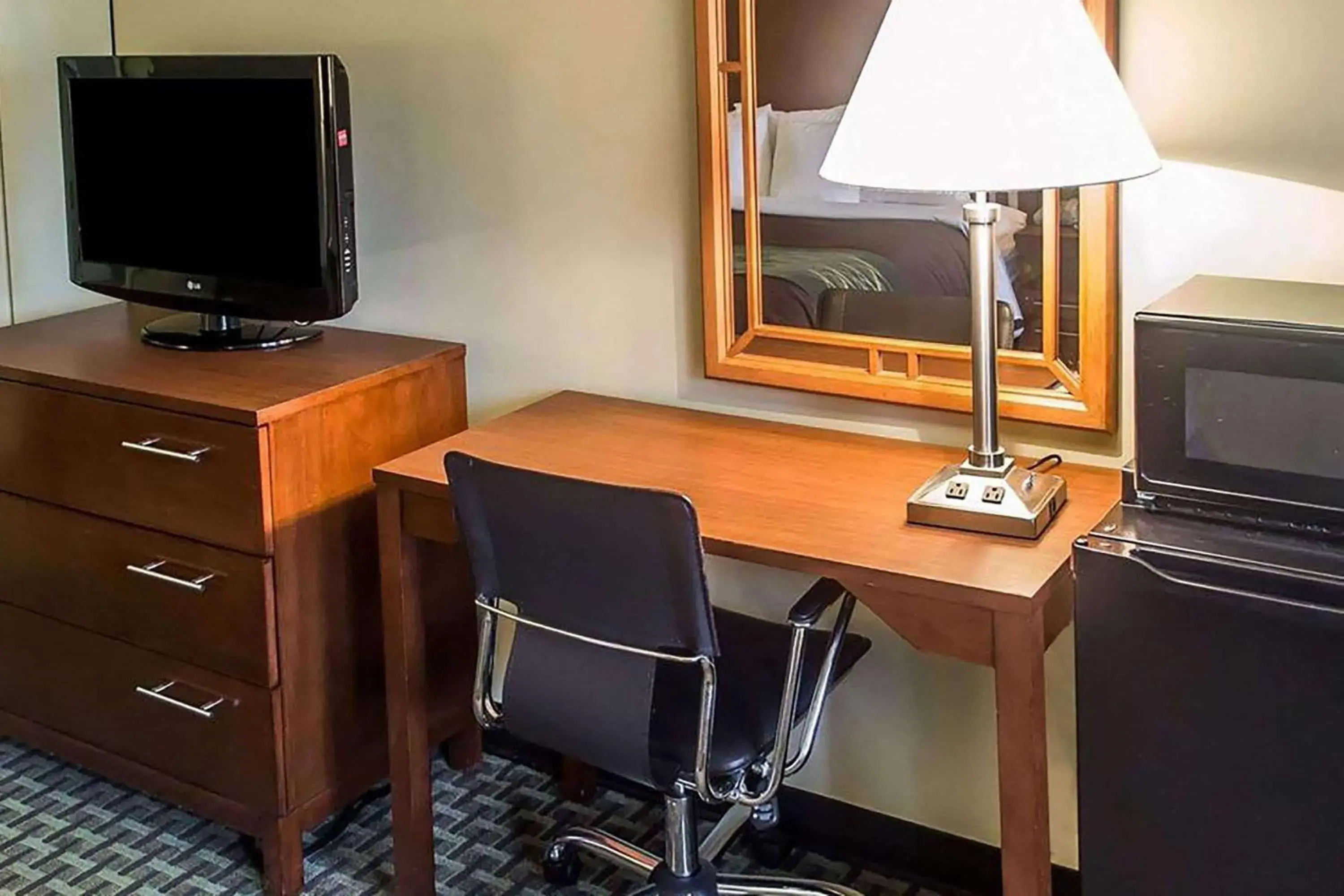 Photo of the whole room in Days Inn by Wyndham Austintown Photo of the whole room in Days Inn by Wyndham Austintown