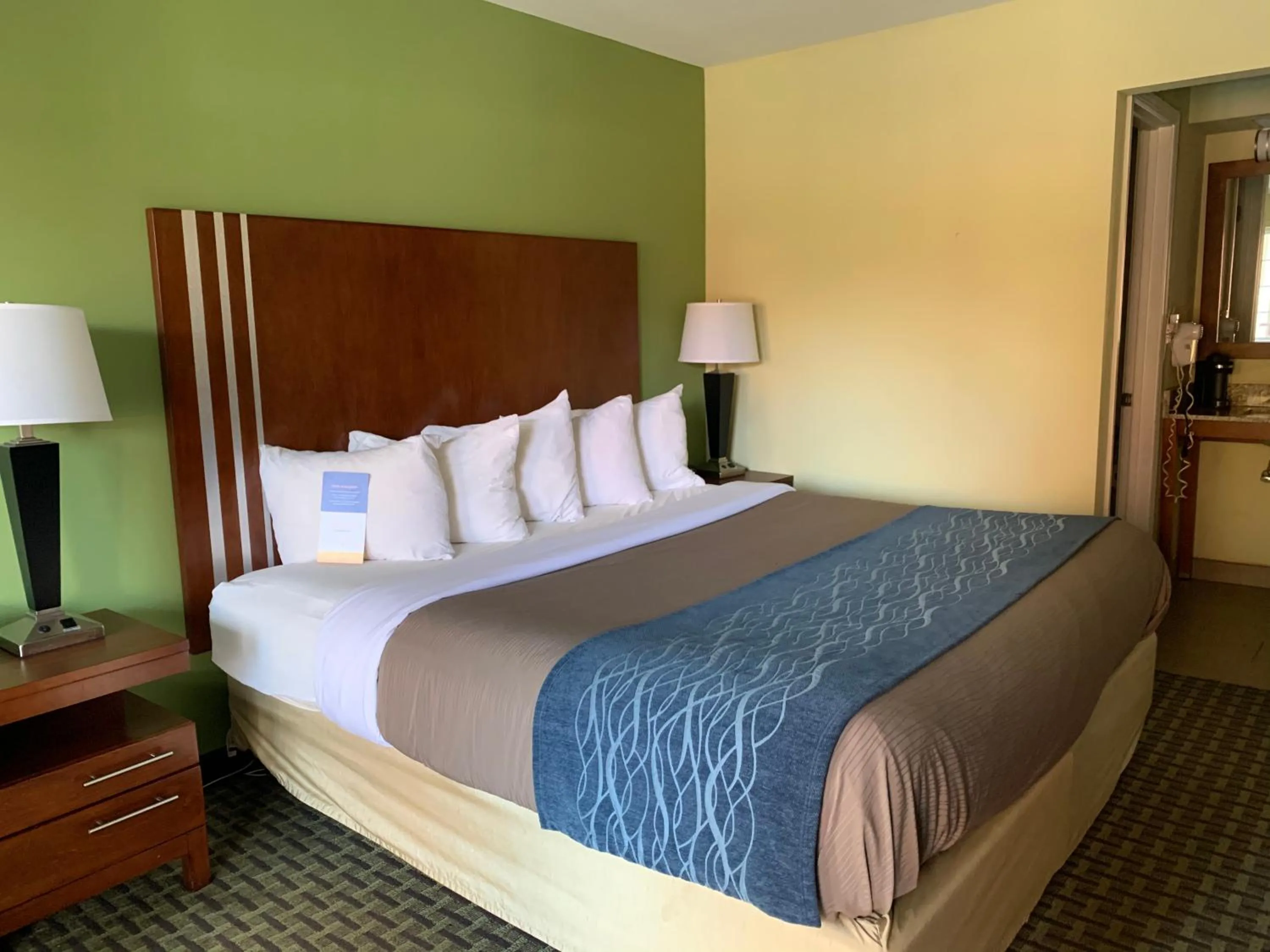 Bed in Days Inn by Wyndham Austintown