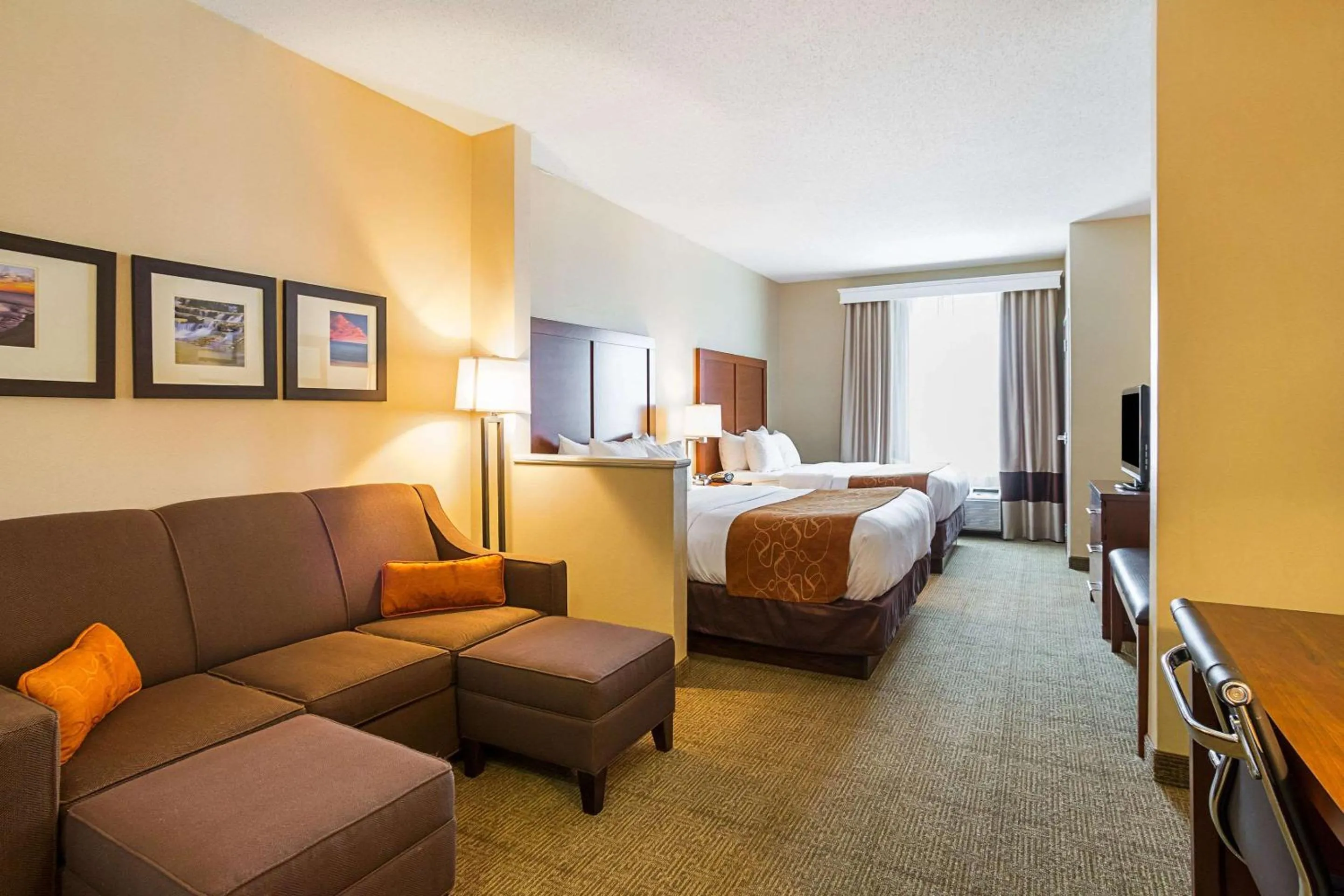 Bedroom, Bed in Comfort Suites Twinsburg