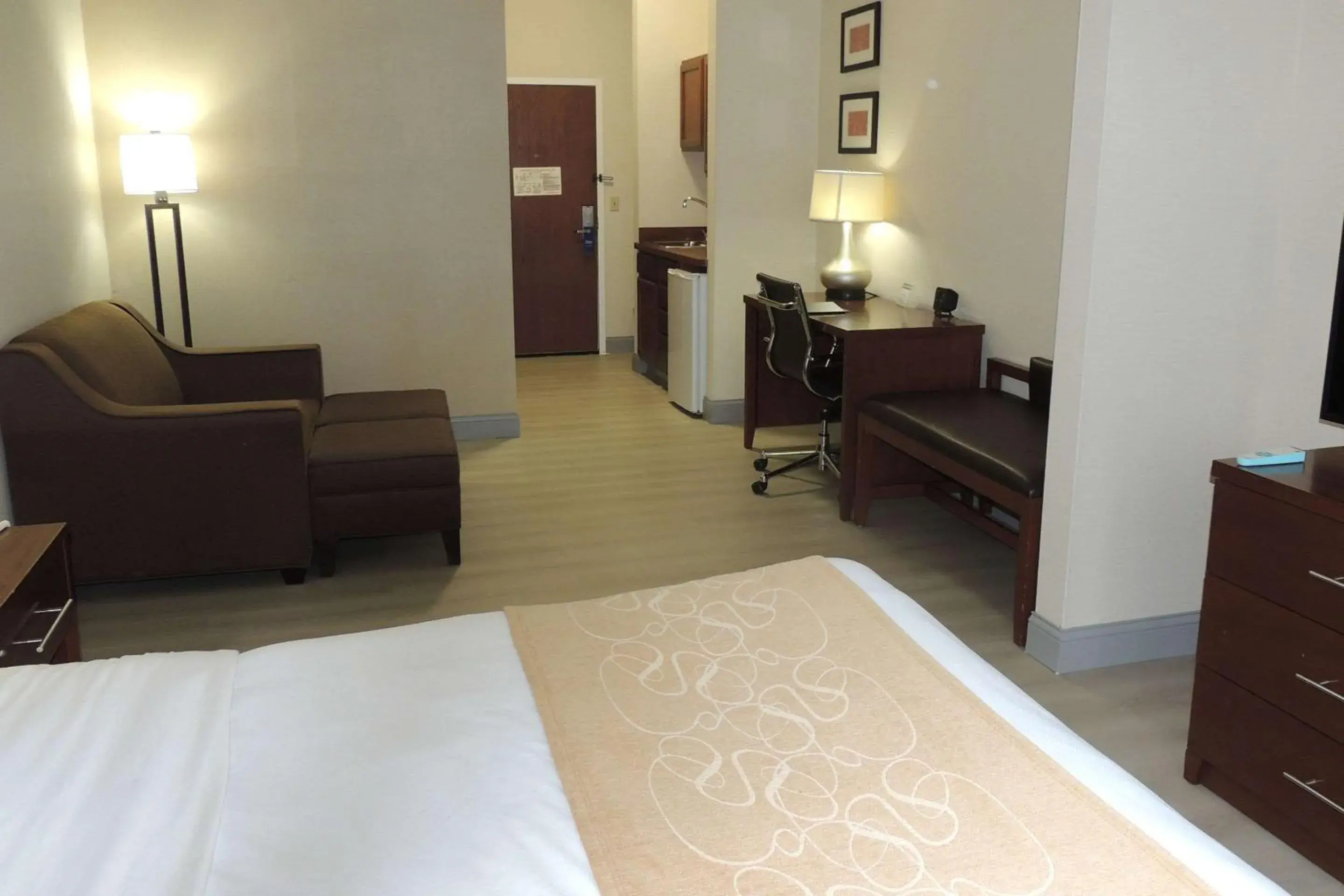 Bedroom, Bed in Comfort Suites Twinsburg Bedroom, Bed in Comfort Suites Twinsburg