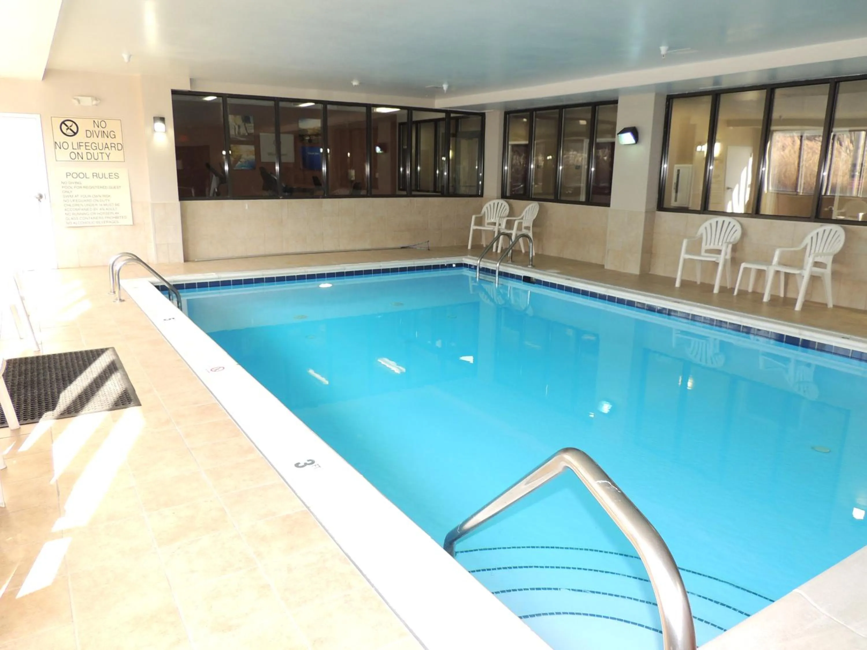 Swimming pool in Comfort Suites Twinsburg