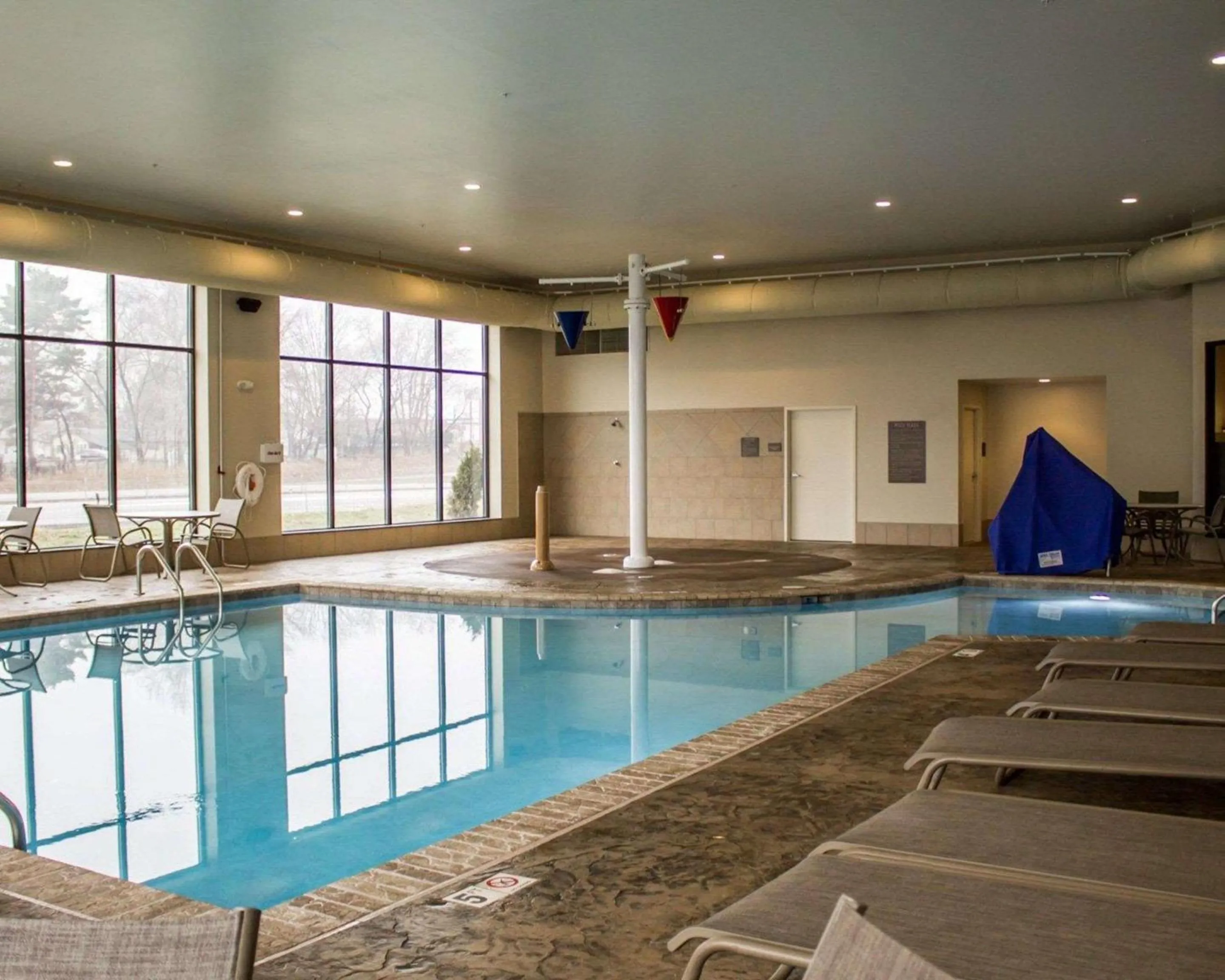 Swimming pool in Comfort Inn & Suites Wadsworth