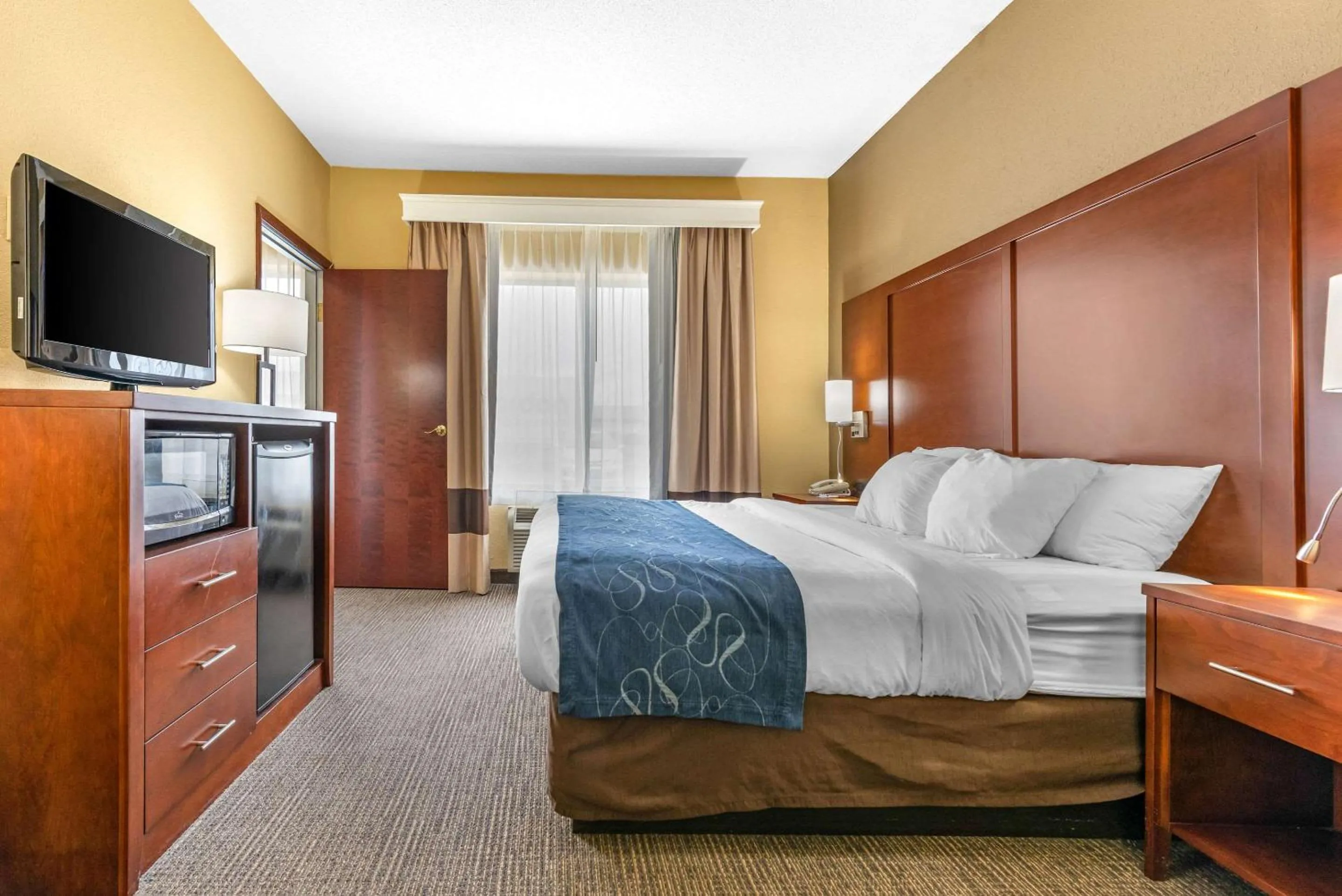 Photo of the whole room, Bed in Comfort Suites Findlay I-75 near Sports Complex