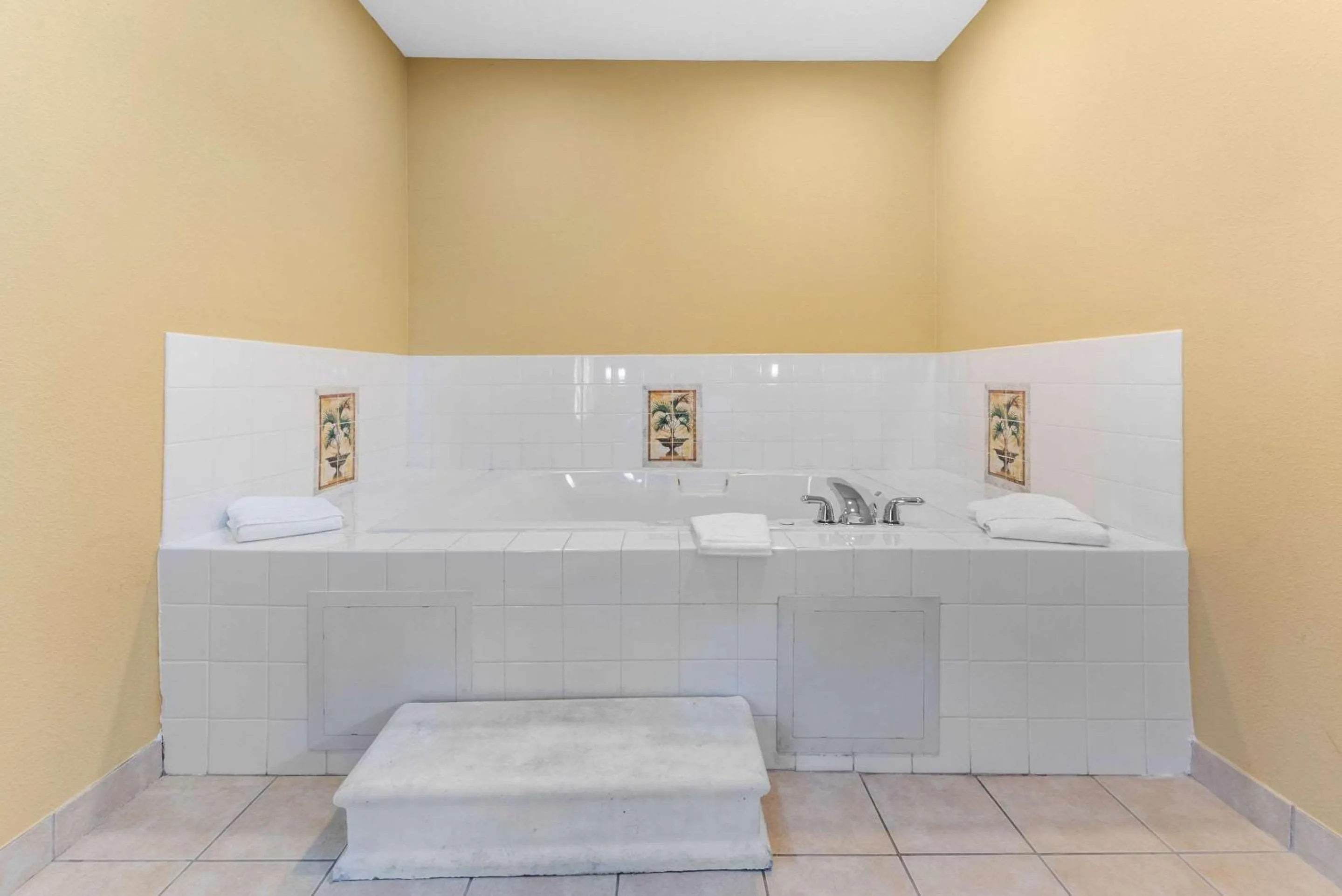 Photo of the whole room in Comfort Suites Findlay I-75 near Sports Complex