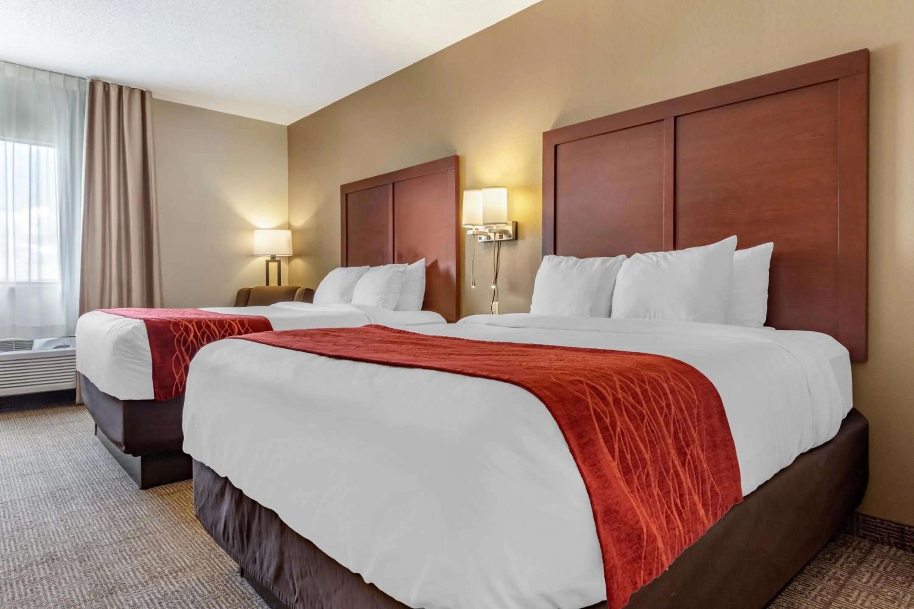 Bathroom, Bed in Comfort Inn & Suites Streetsboro - Kent