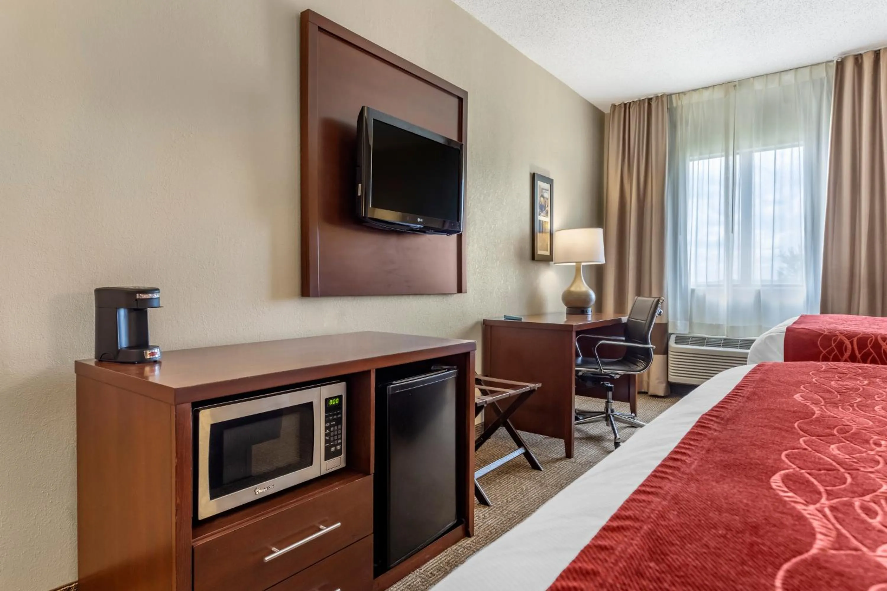 Bedroom, Bed in Comfort Inn & Suites Streetsboro - Kent
