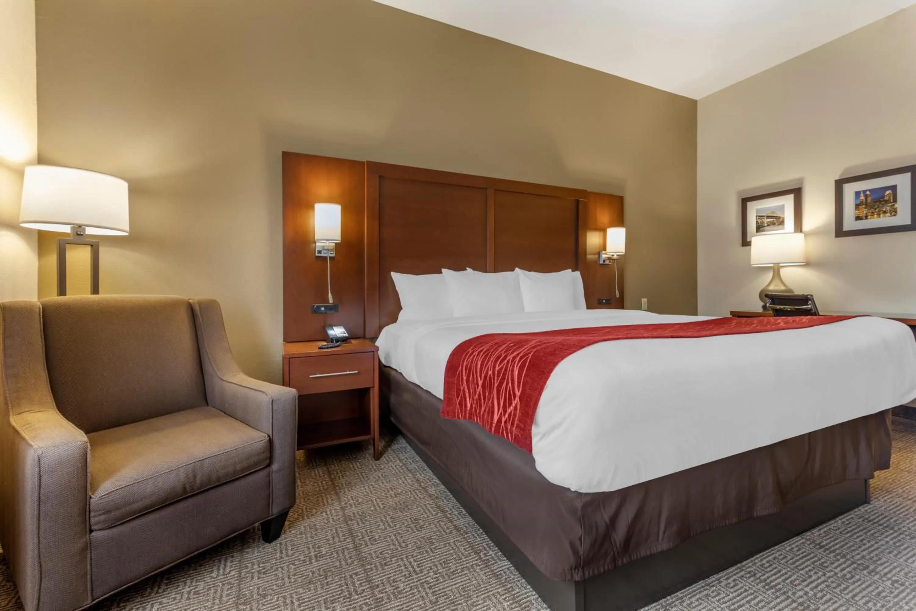 Bed in Comfort Inn & Suites Streetsboro - Kent