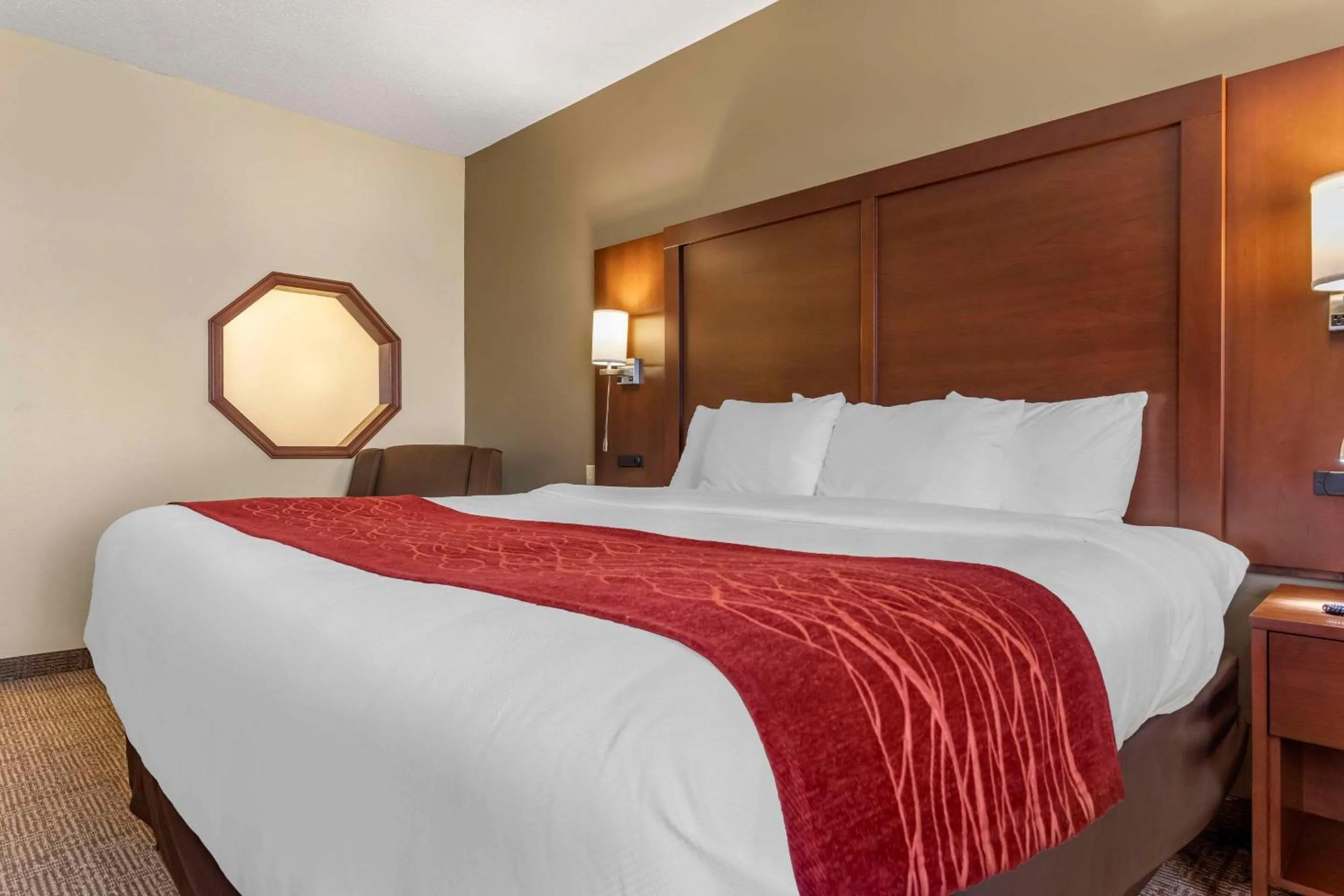 Bedroom, Bed in Comfort Inn & Suites Streetsboro - Kent