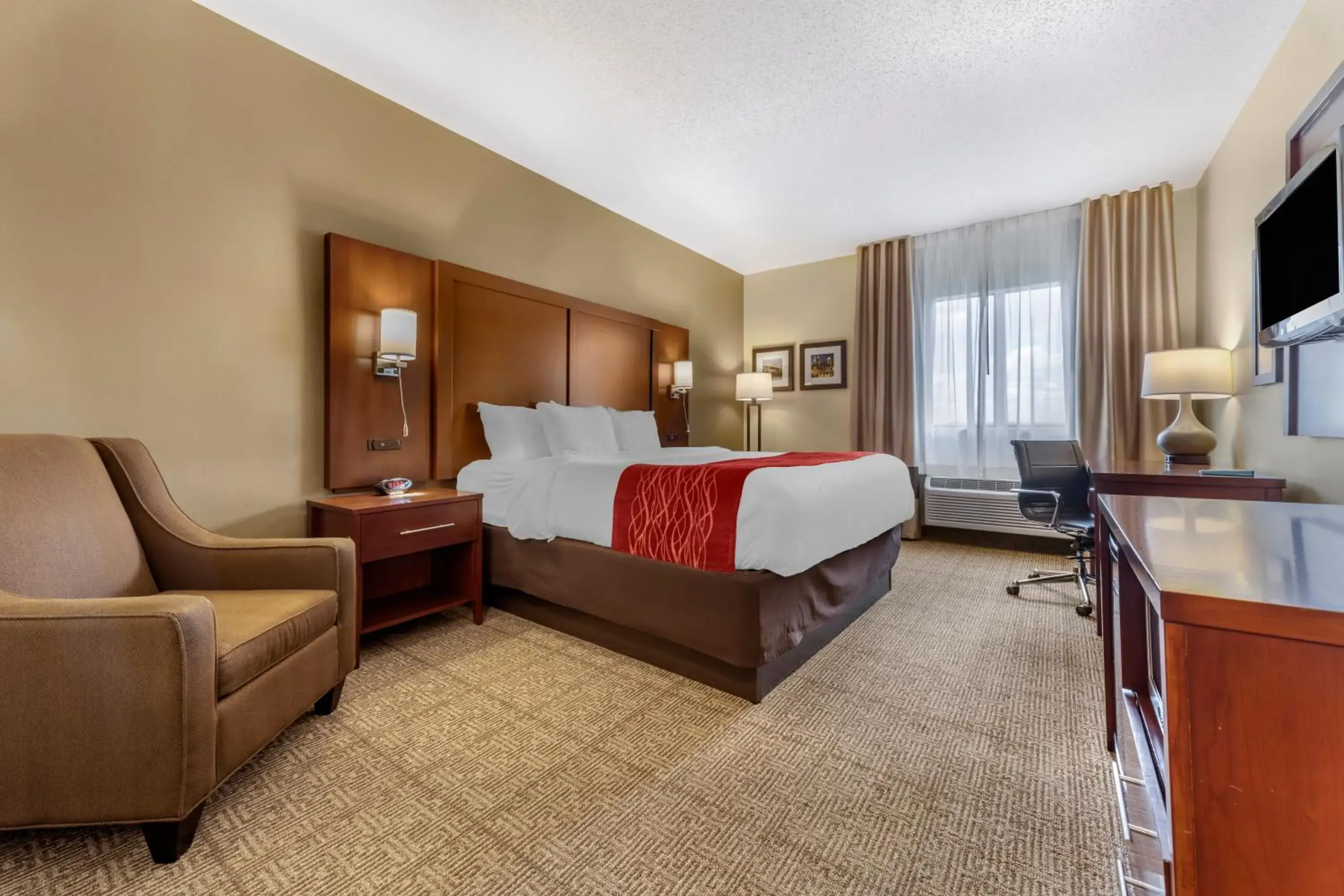 King Room - Accessible/Non-Smoking in Comfort Inn & Suites Streetsboro - Kent King Room - Accessible/Non-Smoking in Comfort Inn & Suites Streetsboro - Kent