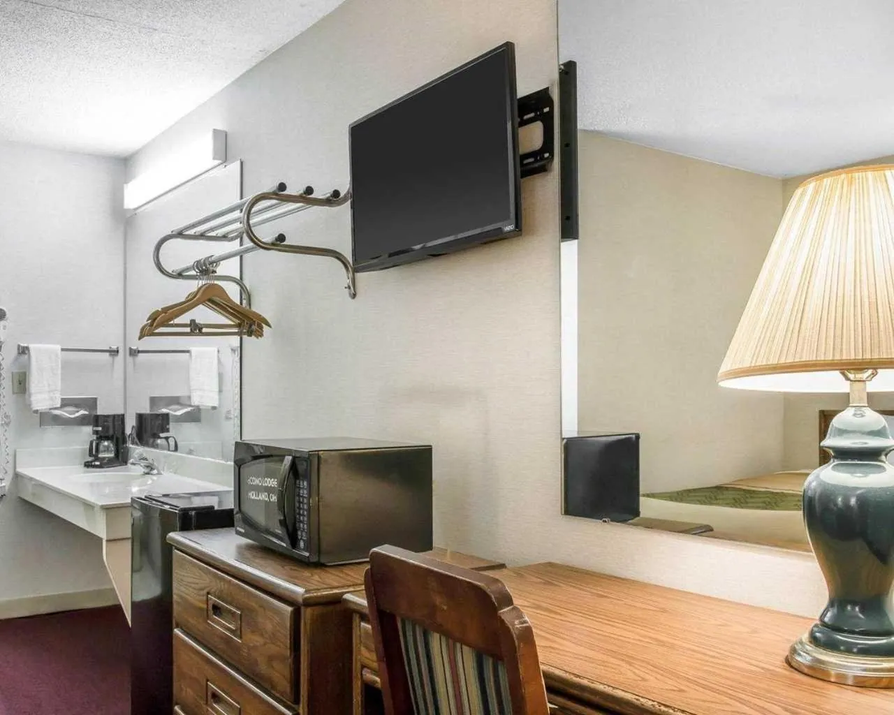 minibar in Econo Lodge