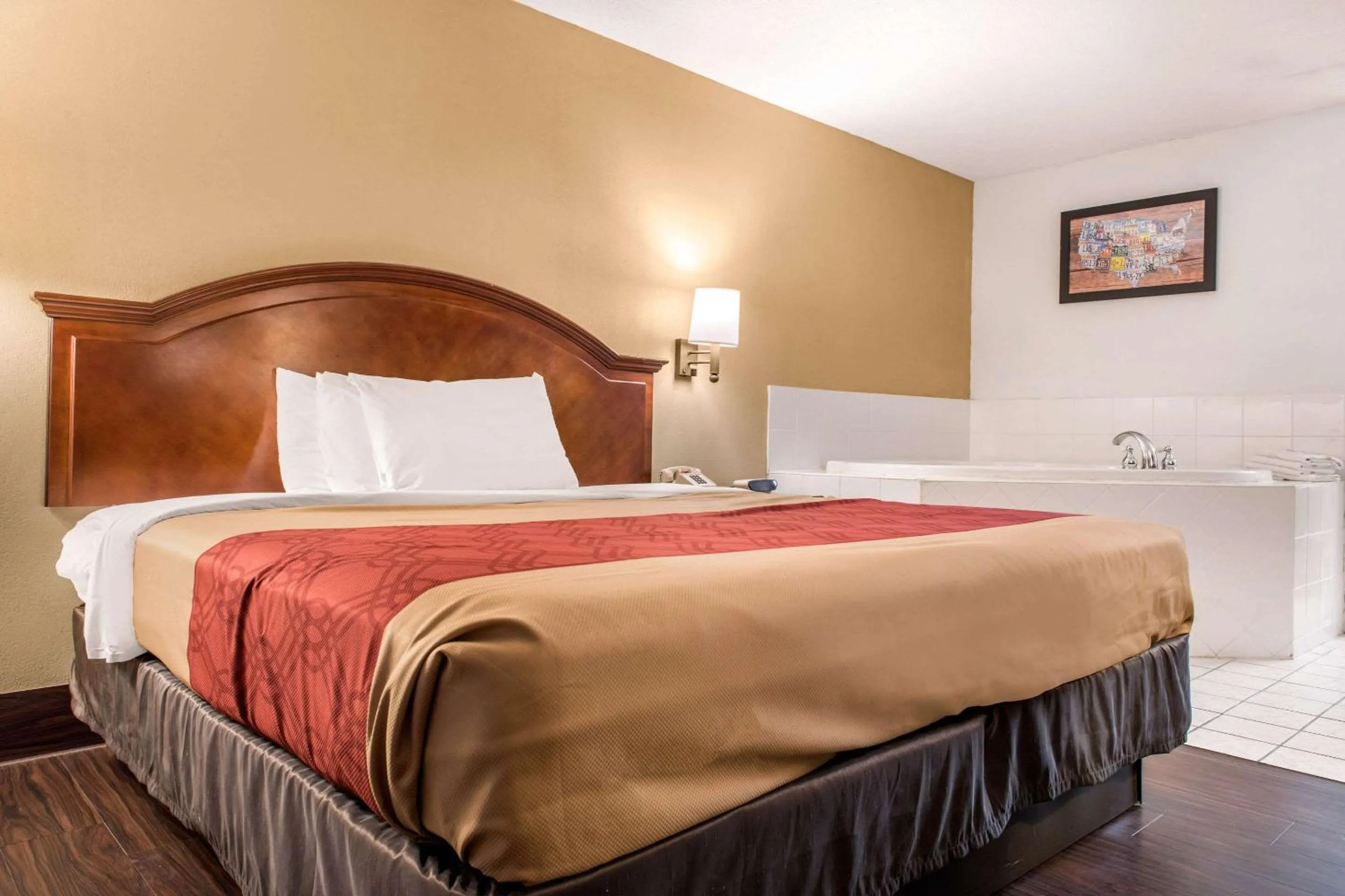 Photo of the whole room, Bed in Econo Lodge