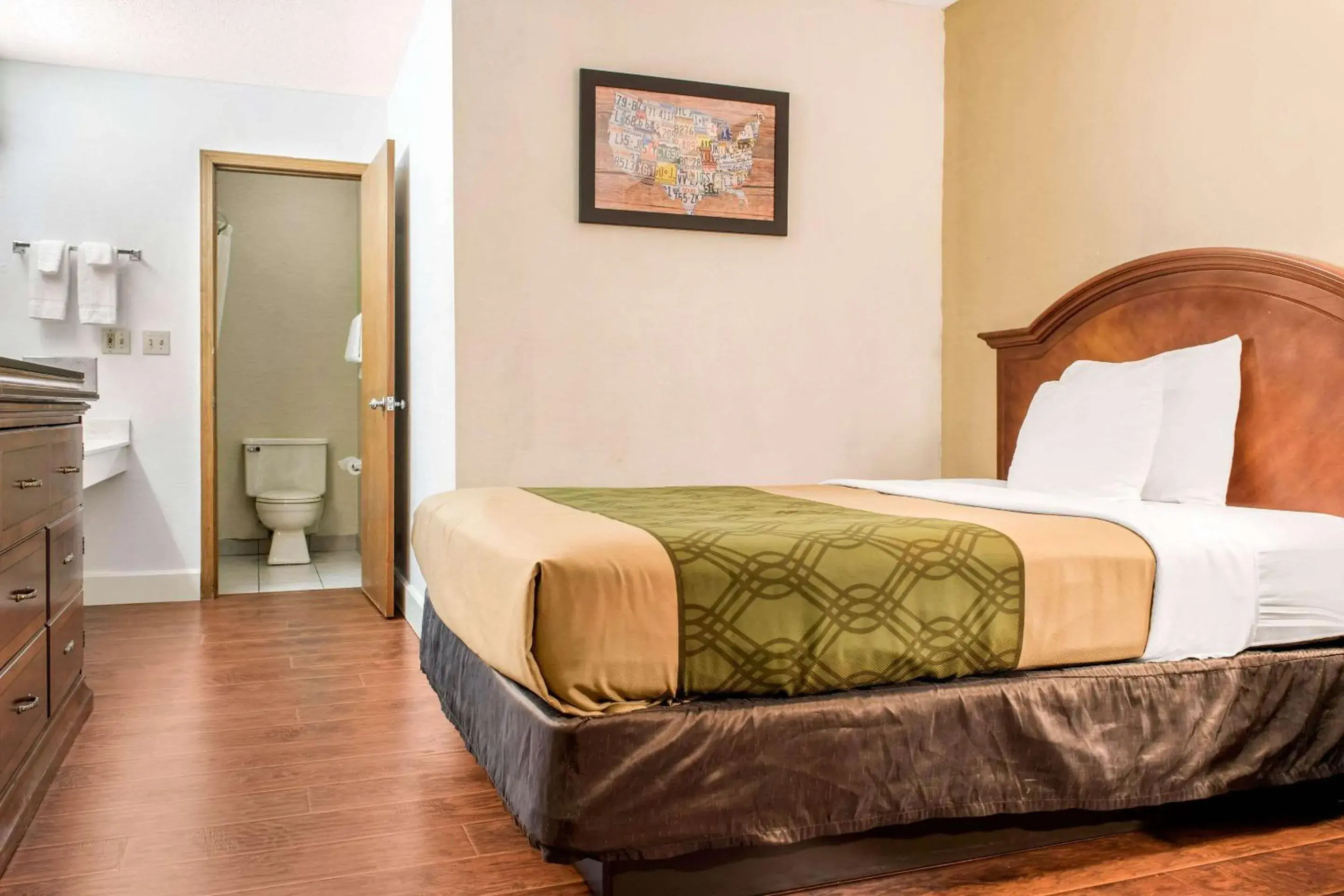 Photo of the whole room, Bed in Econo Lodge Photo of the whole room, Bed in Econo Lodge