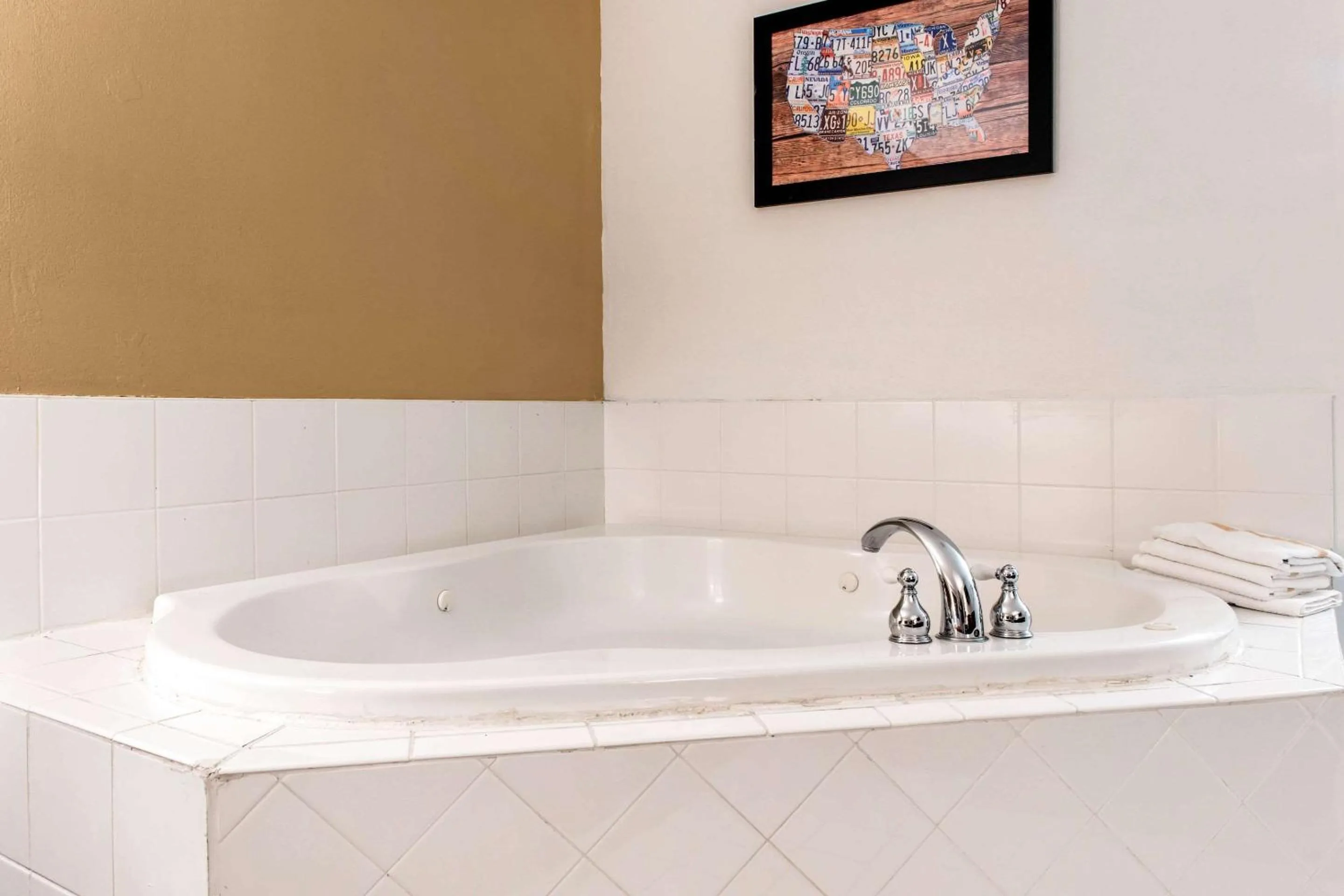 Photo of the whole room in Econo Lodge