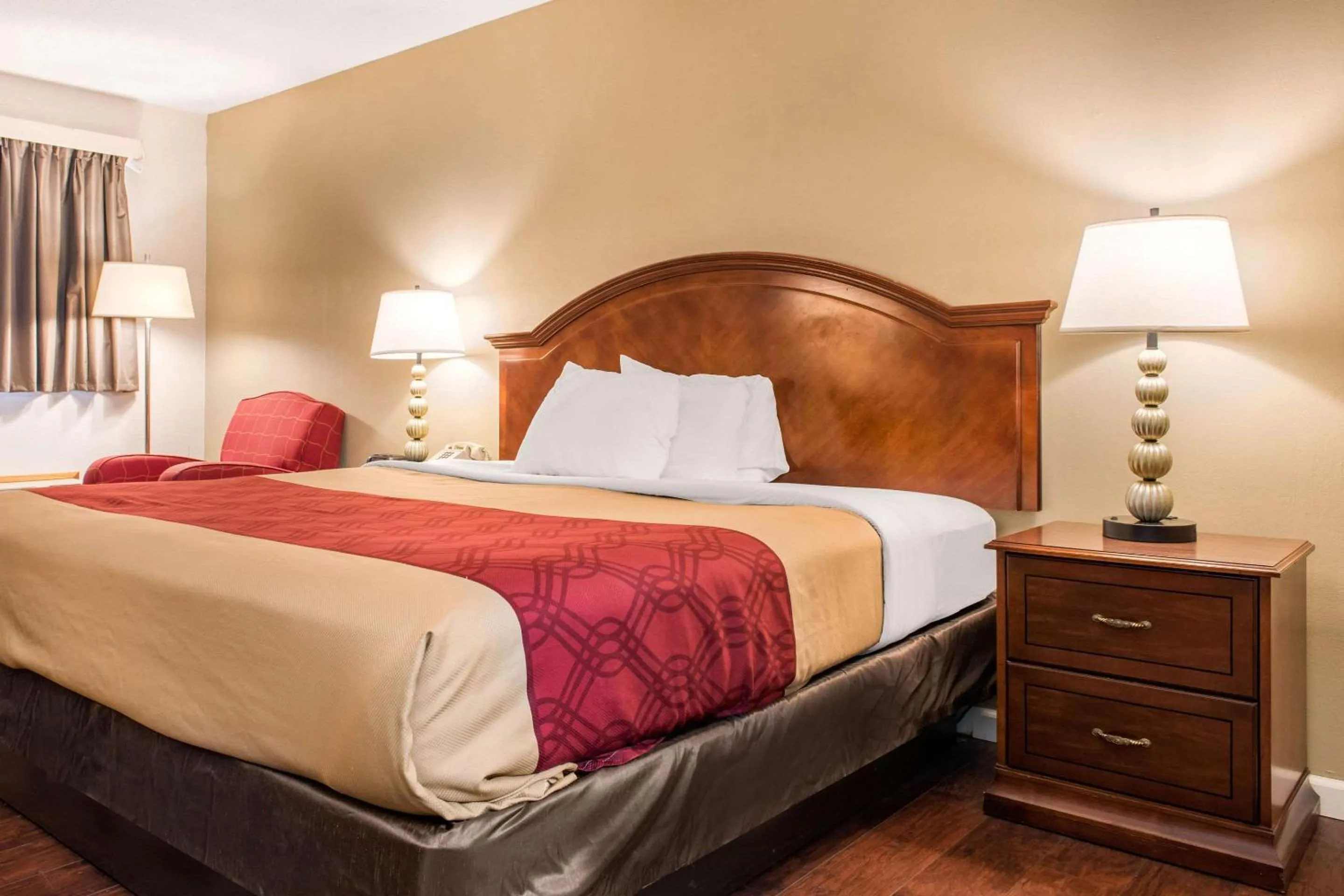 Photo of the whole room, Bed in Econo Lodge