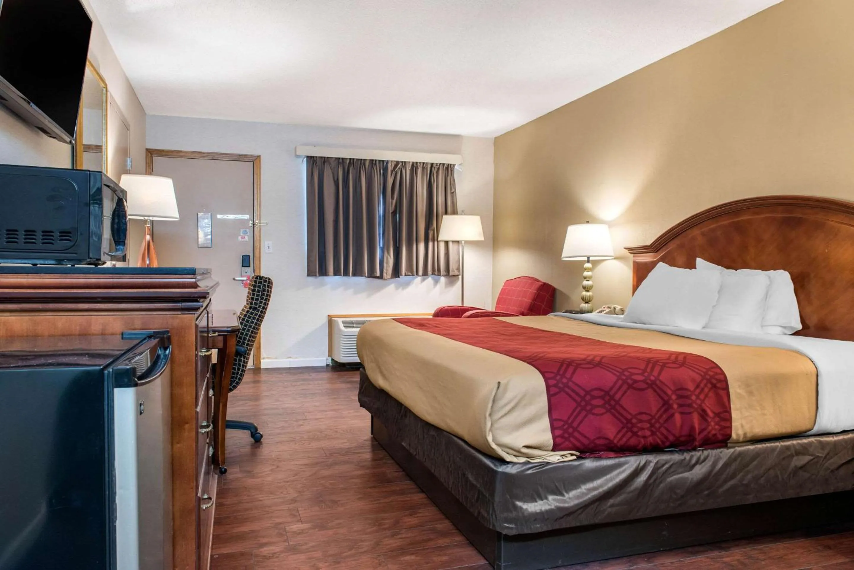 Photo of the whole room, Bed in Econo Lodge