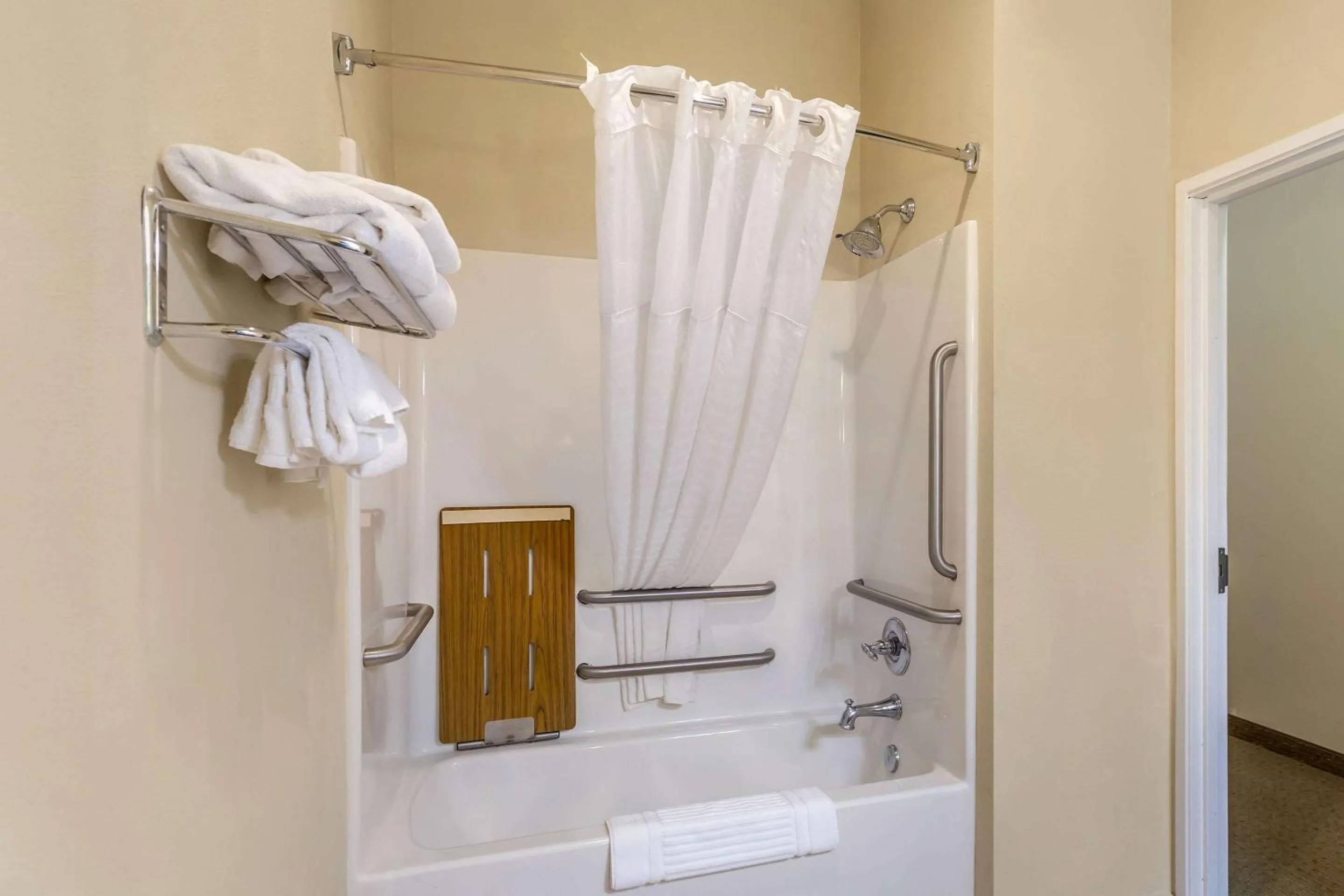 Bedroom in Comfort Suites South Point - Huntington