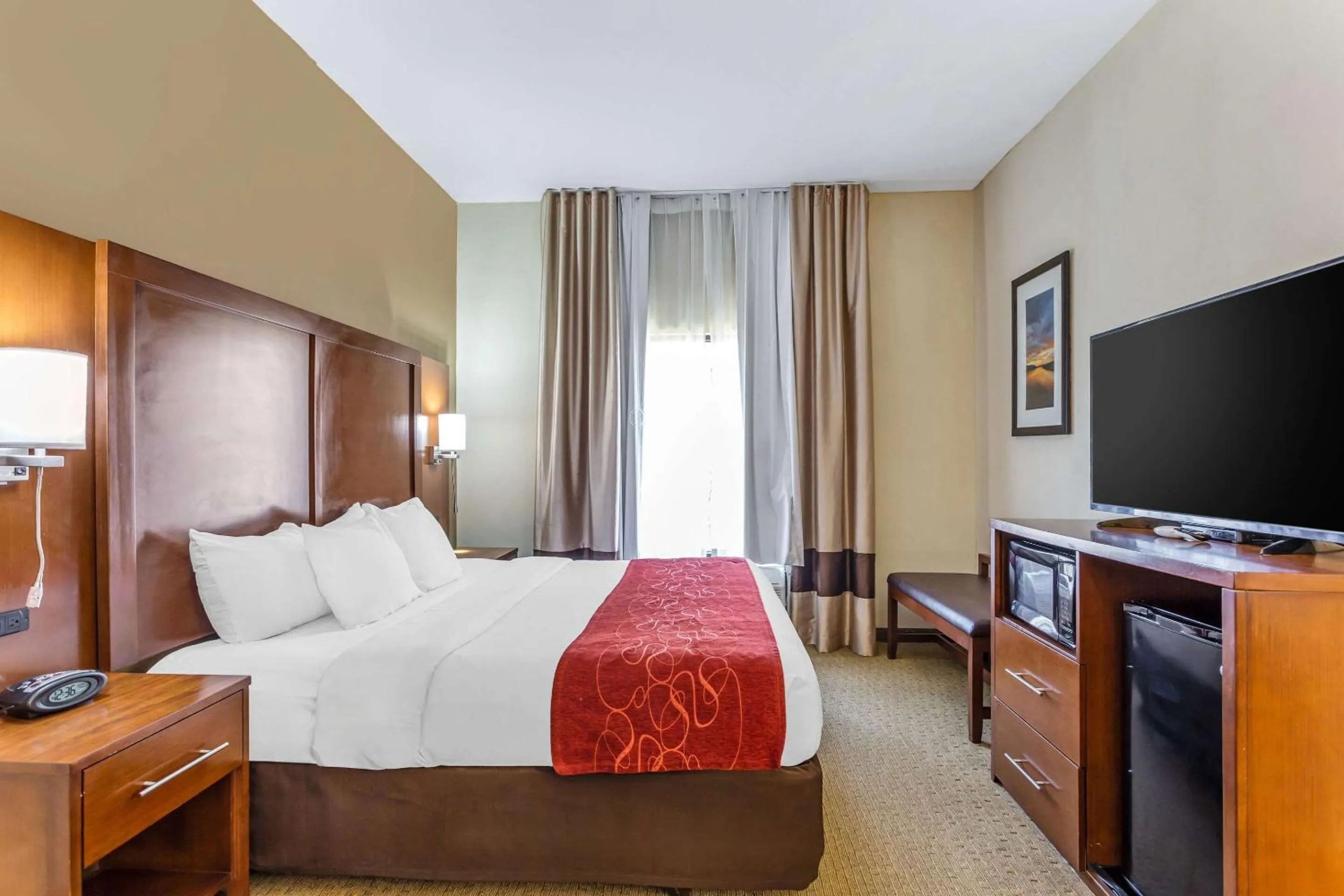 Bedroom, Bed in Comfort Suites South Point - Huntington