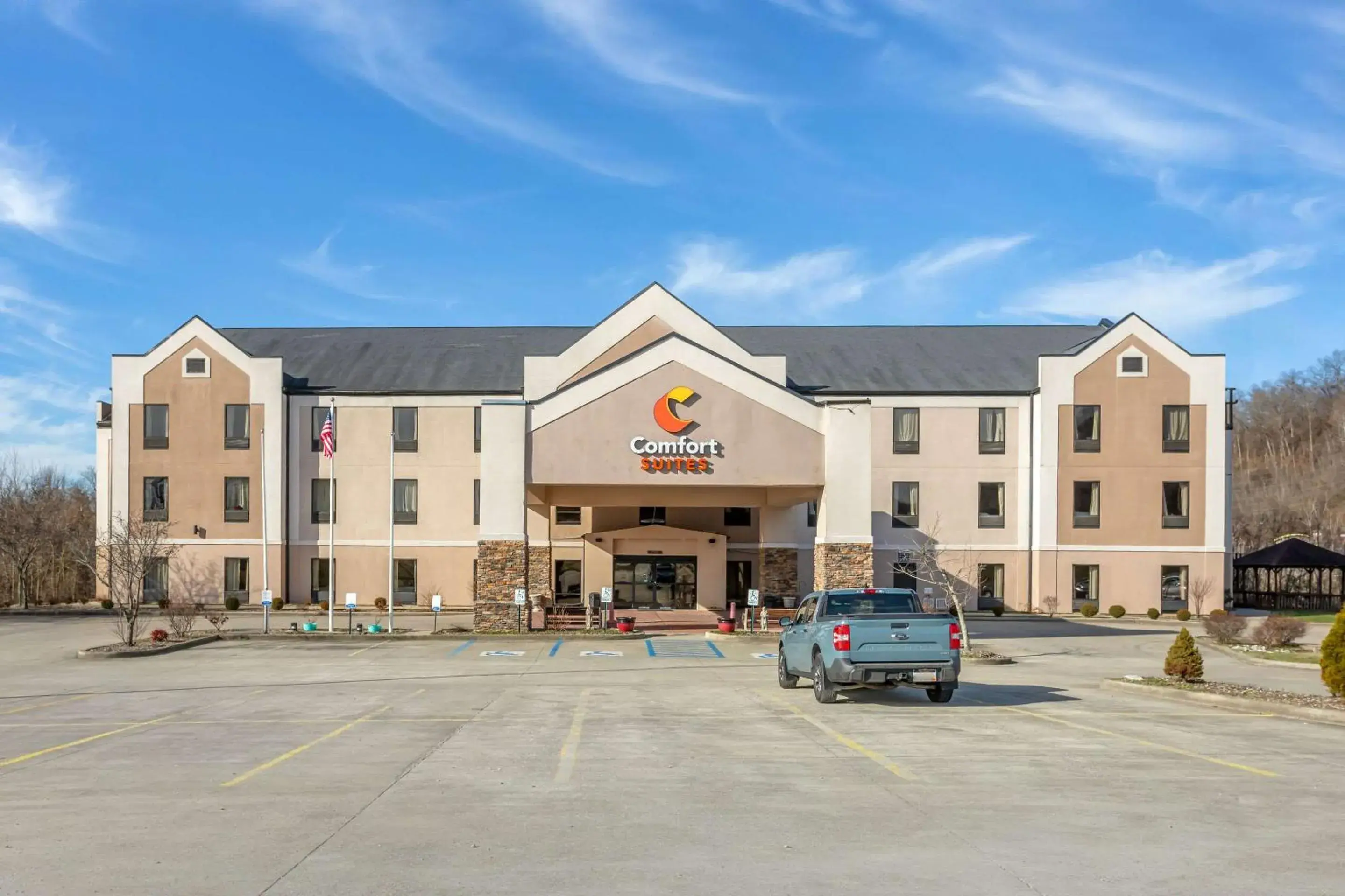 Property building in Comfort Suites South Point - Huntington Property building in Comfort Suites South Point - Huntington