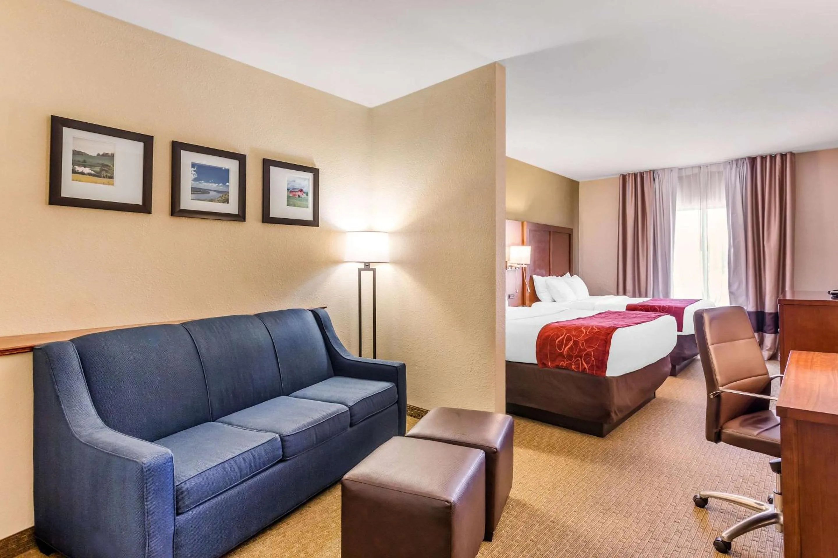 Bedroom, Bed in Comfort Suites South Point - Huntington