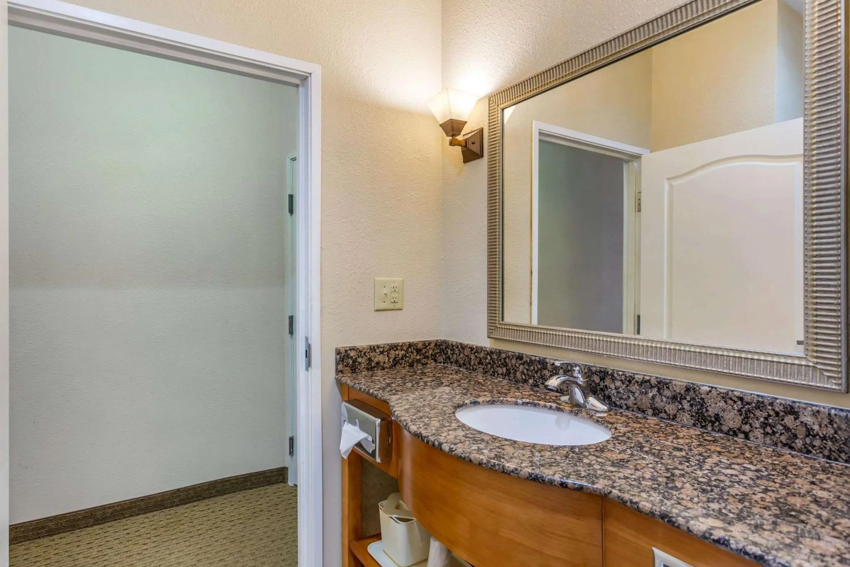 Bedroom in Comfort Suites South Point - Huntington