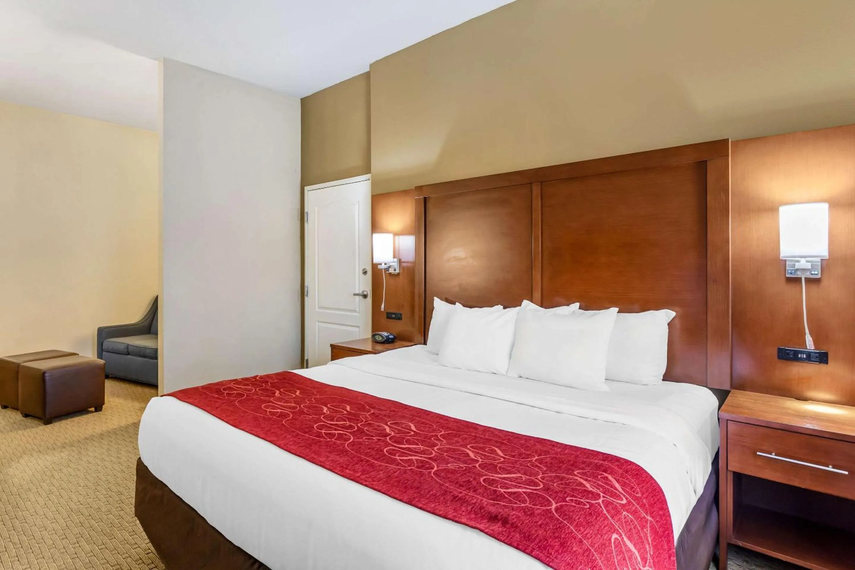 Bedroom, Bed in Comfort Suites South Point - Huntington