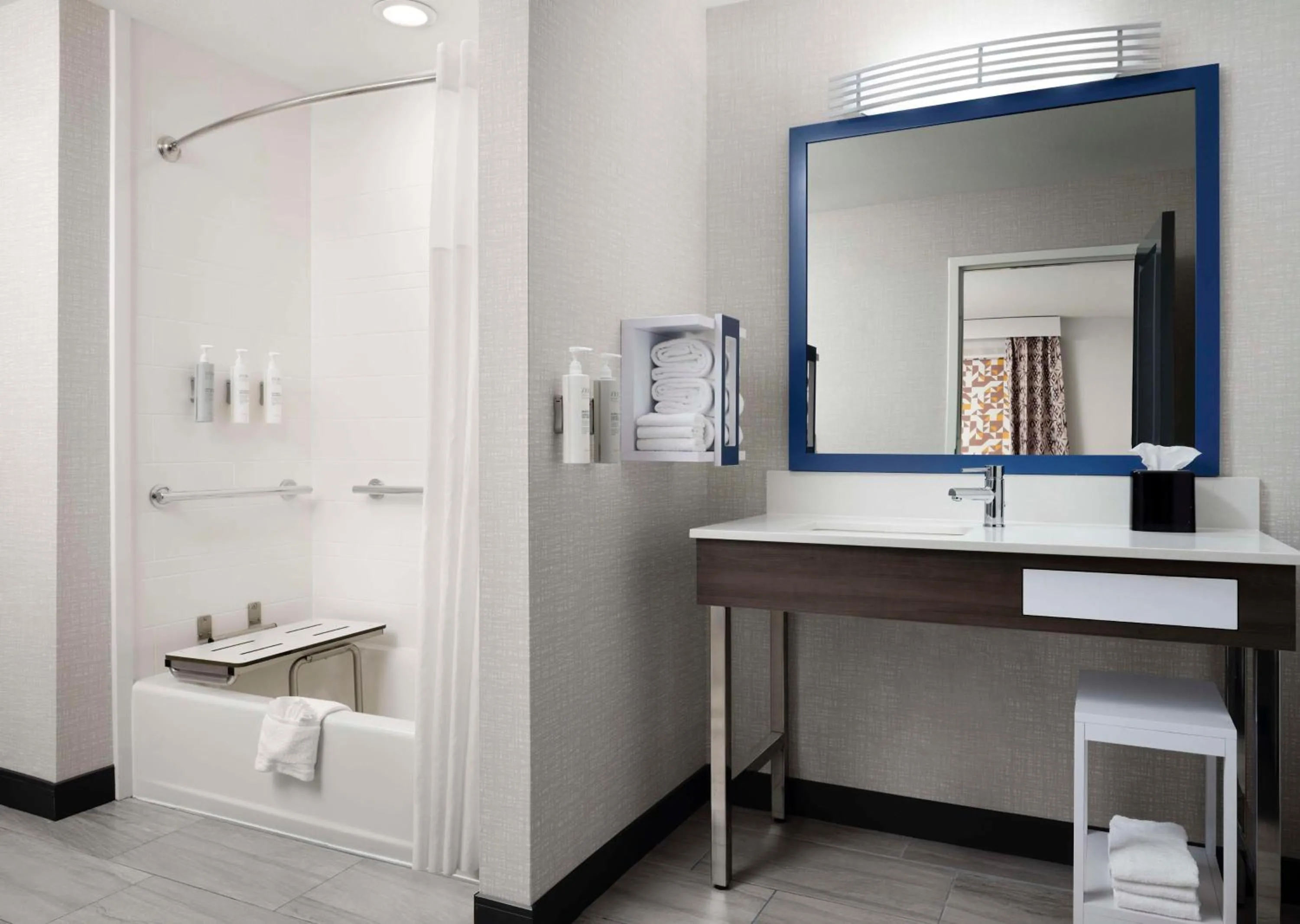 Bathroom in Hampton Inn & Suites Dallas-DFW Airport Hurst