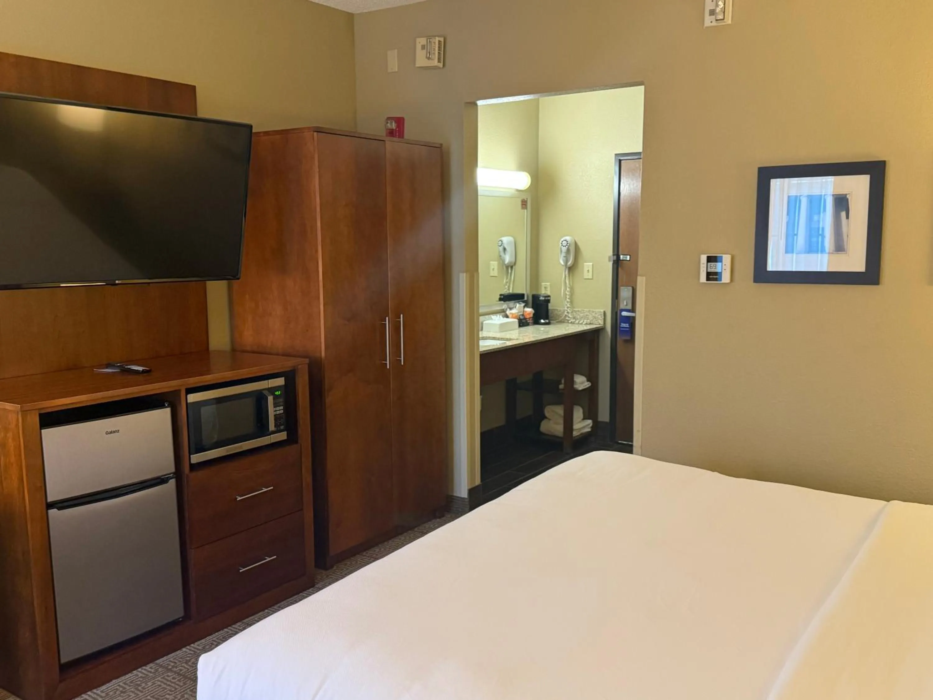 TV and multimedia, Bed in Comfort Inn North-Polaris