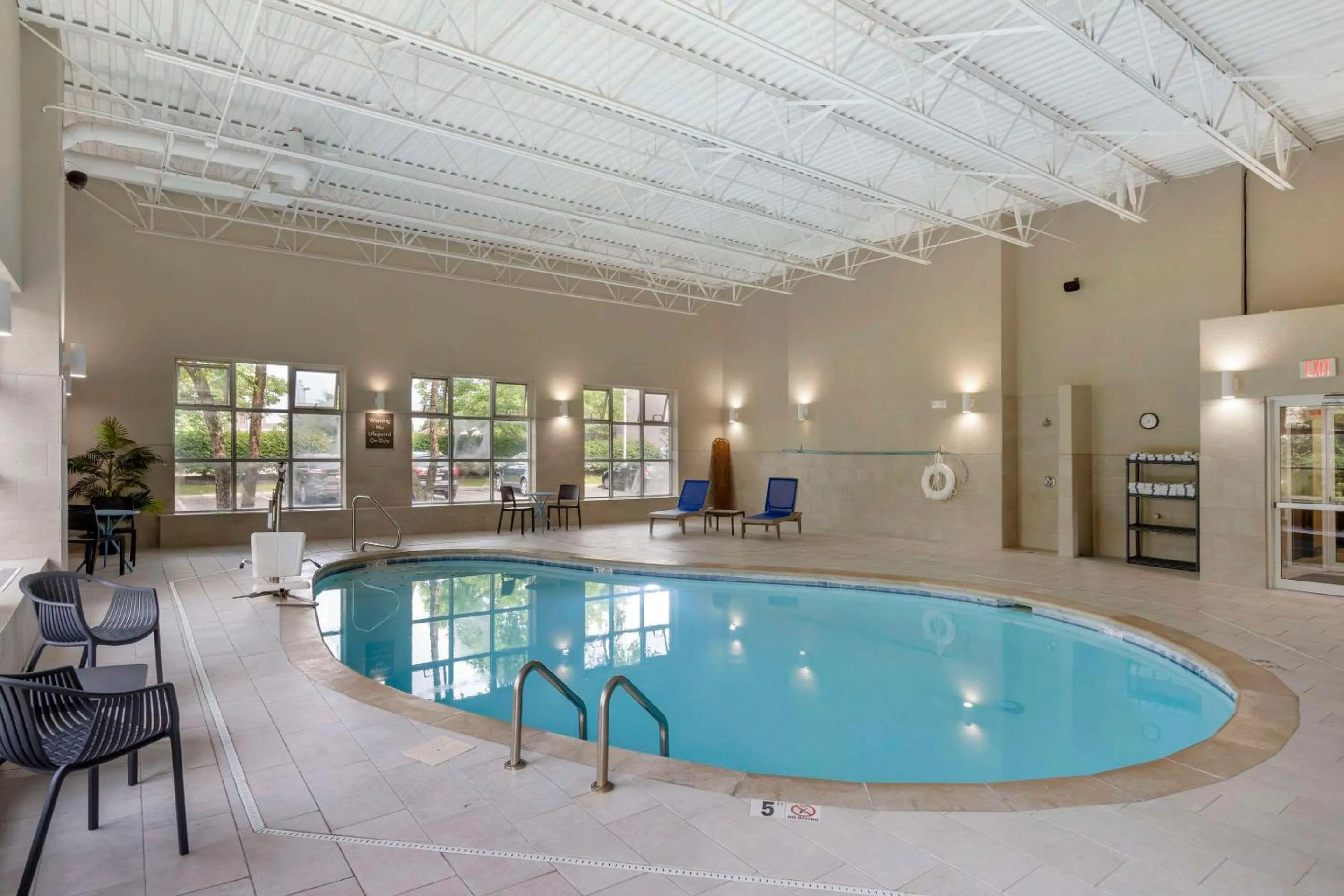 Swimming pool in Comfort Inn North-Polaris