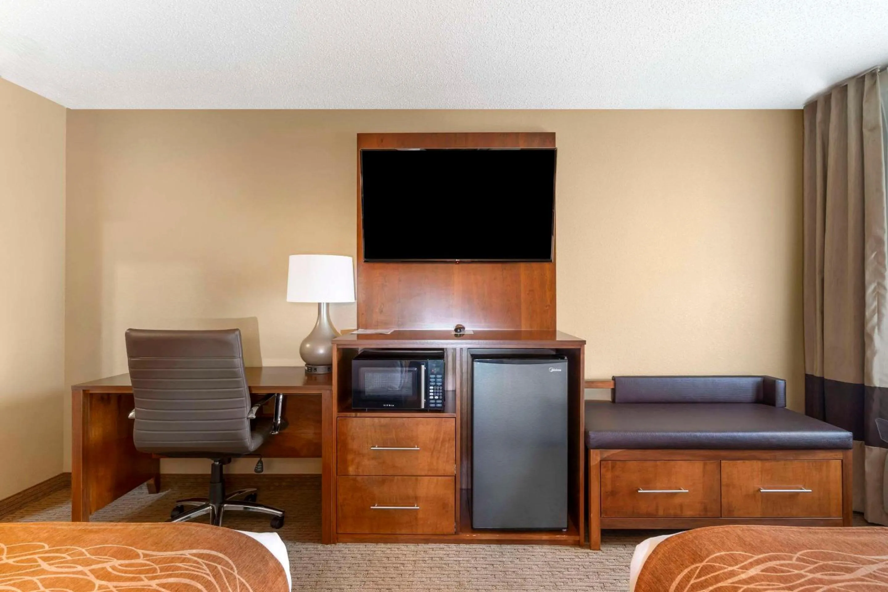 TV and multimedia in Comfort Inn North-Polaris