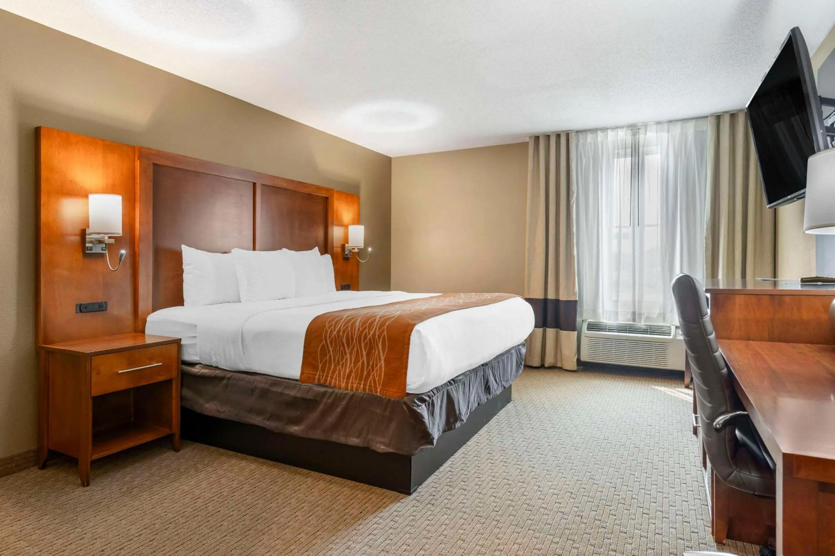 Bedroom, Bed in Comfort Inn North-Polaris