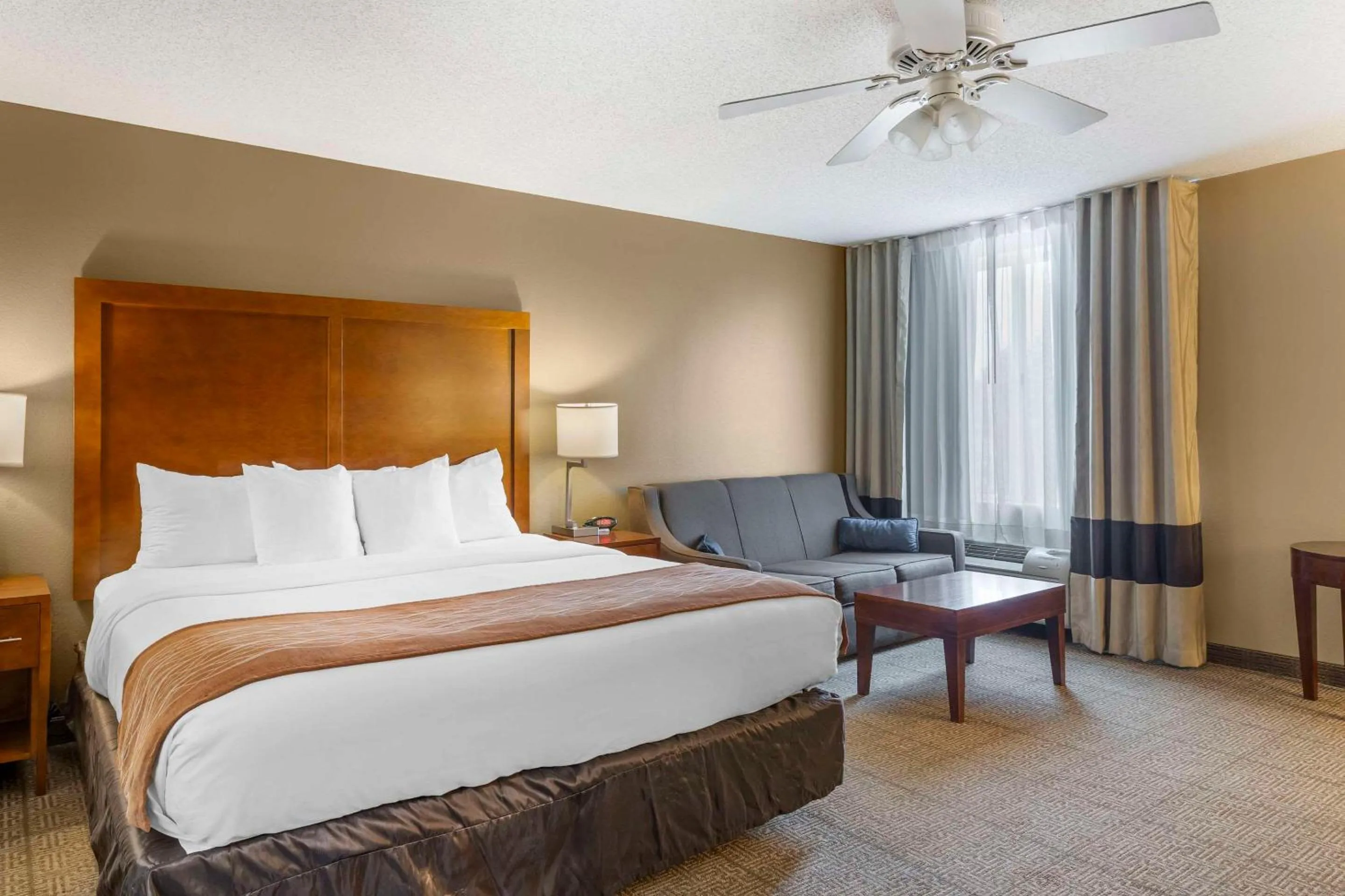 Bed in Comfort Inn North-Polaris