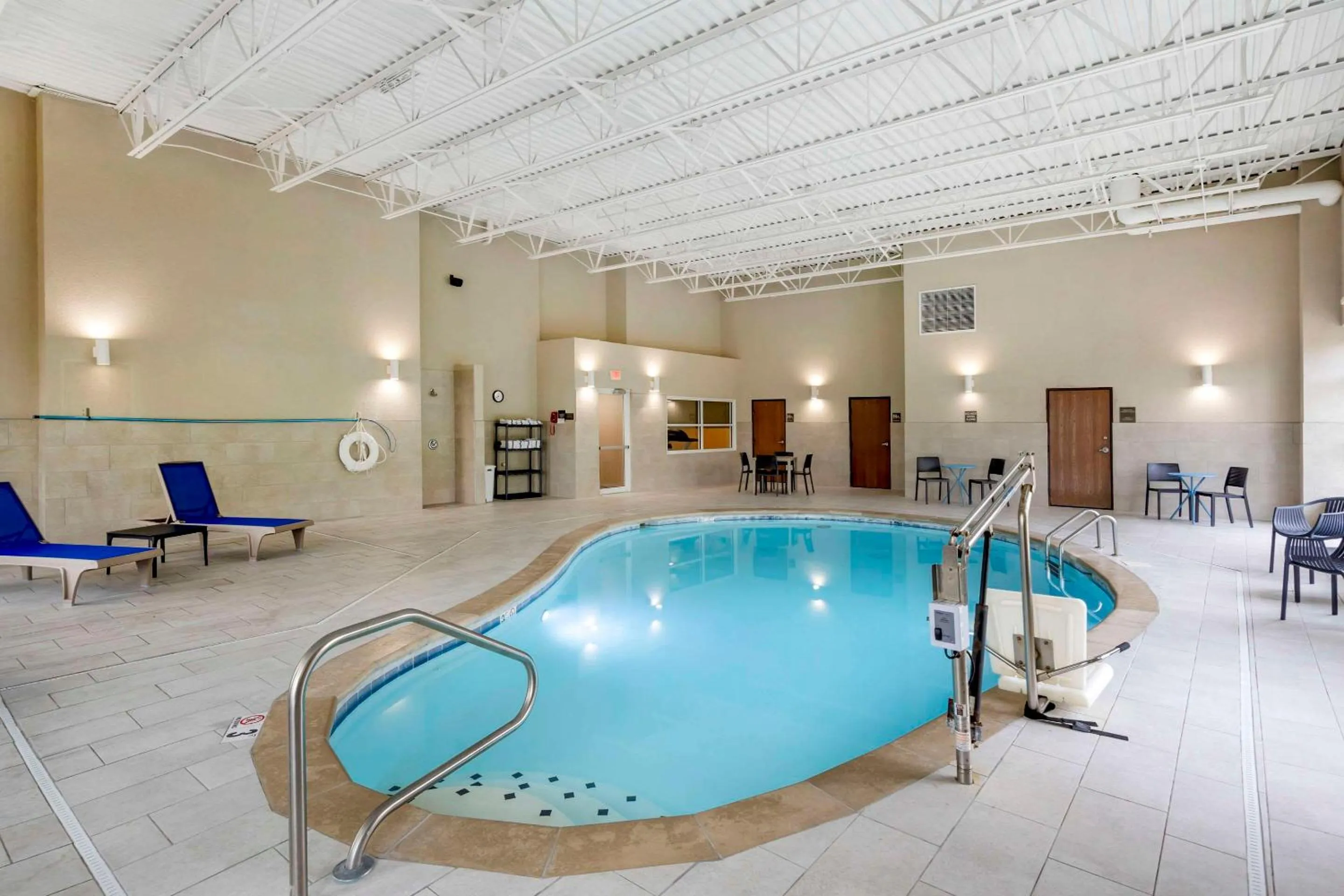 Swimming pool in Comfort Inn North-Polaris
