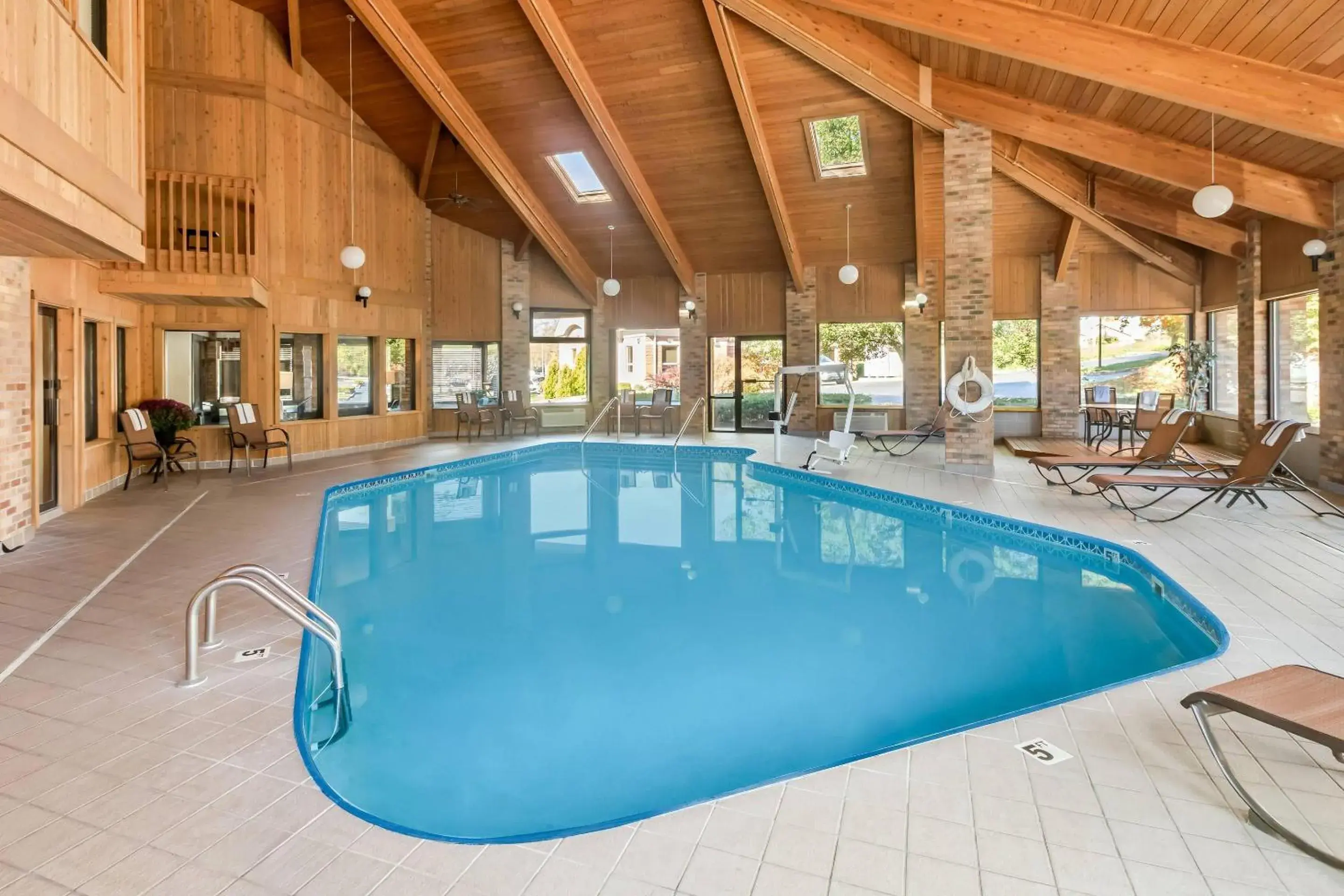 Swimming pool in Quality Inn East Liverpool - Calcutta Swimming pool in Quality Inn East Liverpool - Calcutta