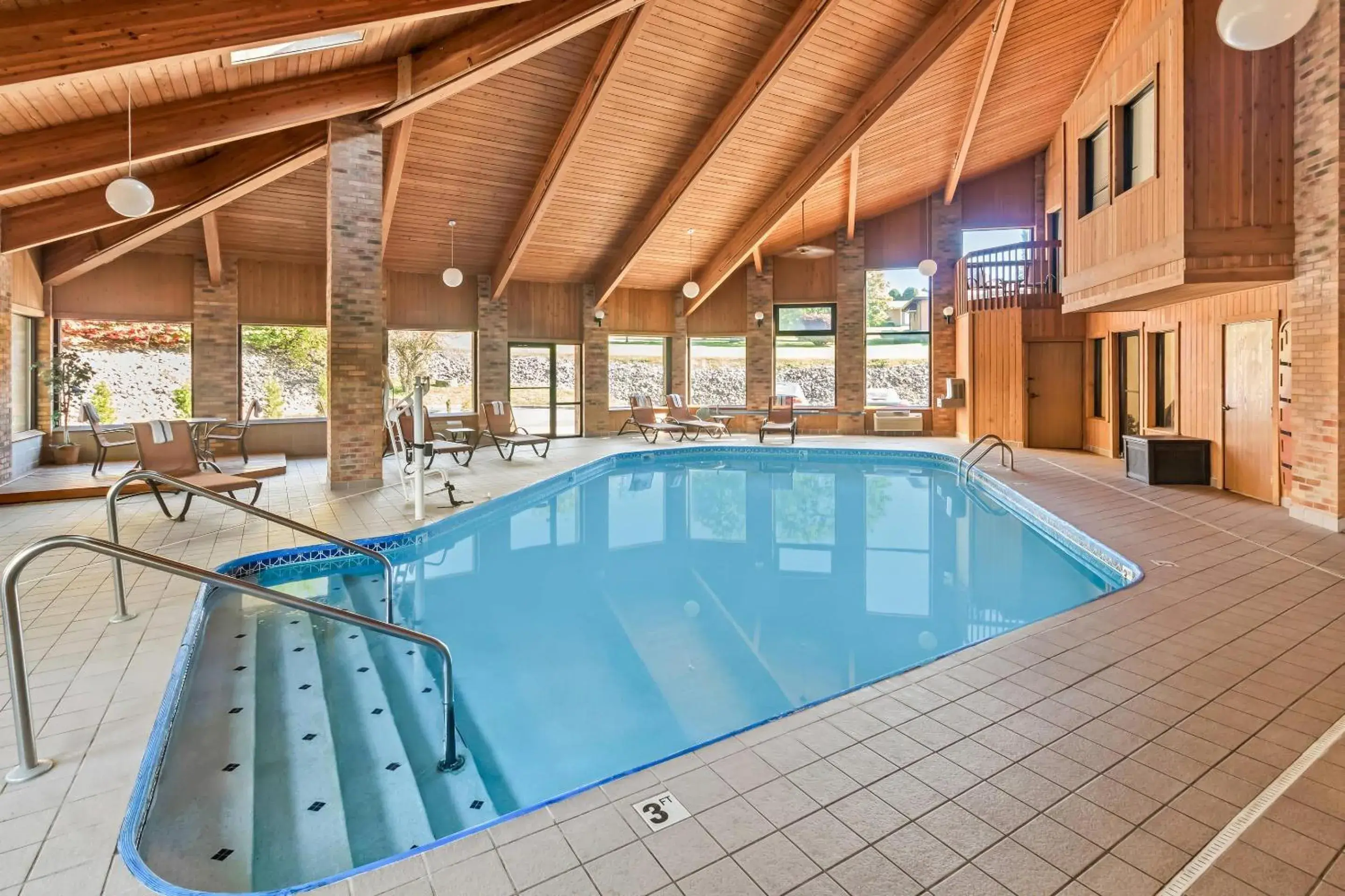 Swimming pool in Quality Inn East Liverpool - Calcutta Swimming pool in Quality Inn East Liverpool - Calcutta