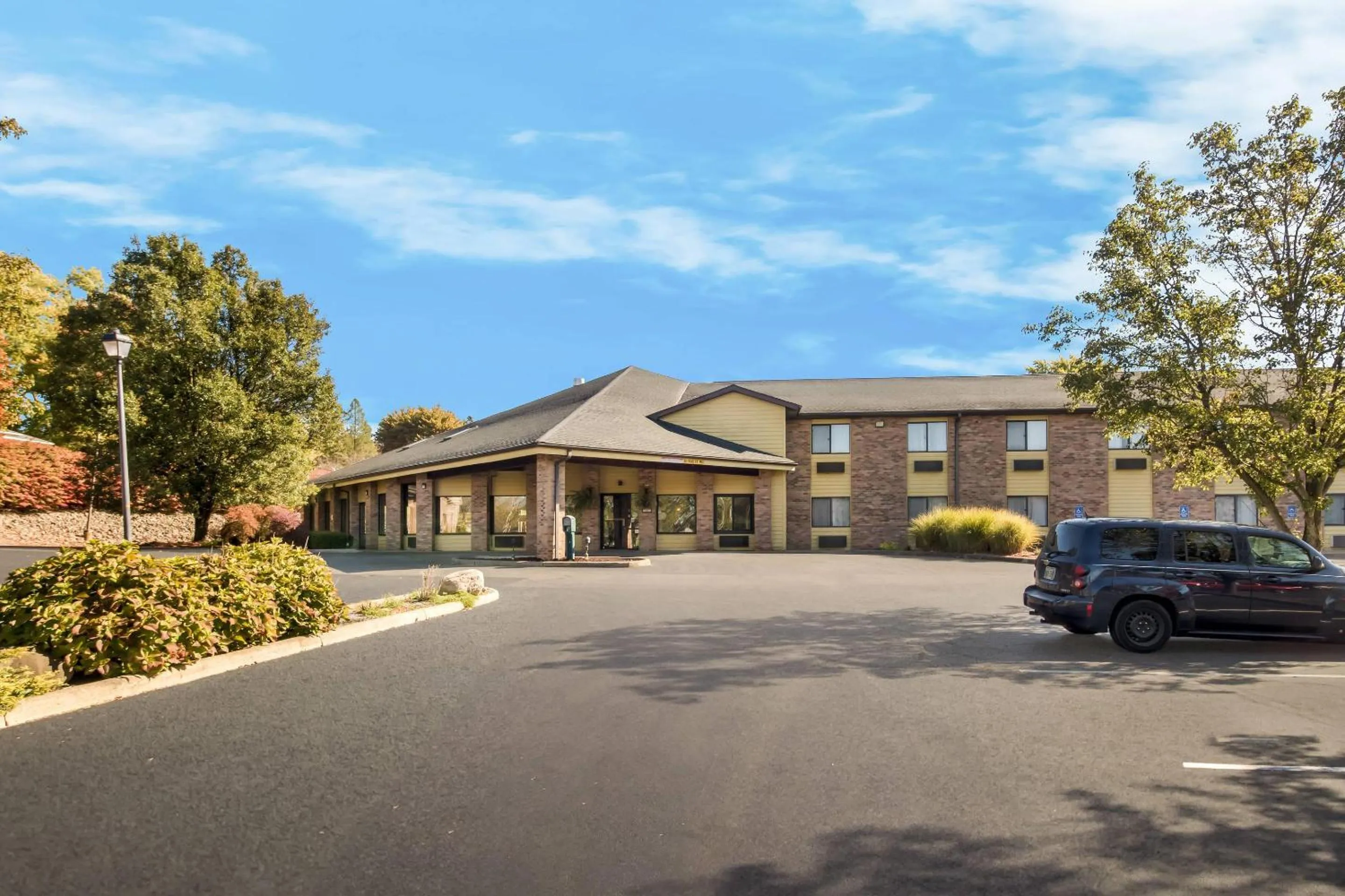 Property building in Quality Inn East Liverpool - Calcutta