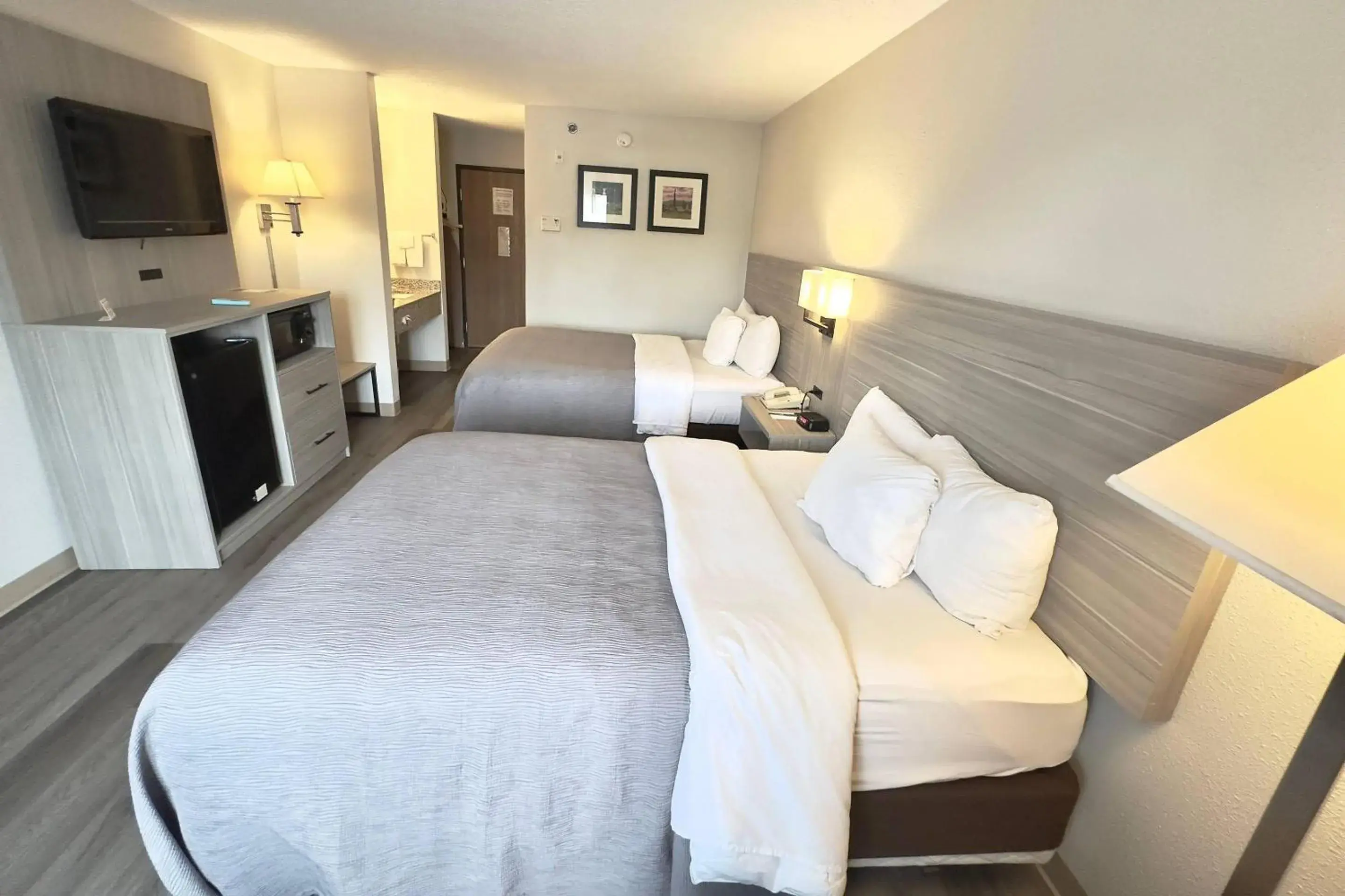 Bedroom, Bed in Quality Inn East Liverpool - Calcutta Bedroom, Bed in Quality Inn East Liverpool - Calcutta