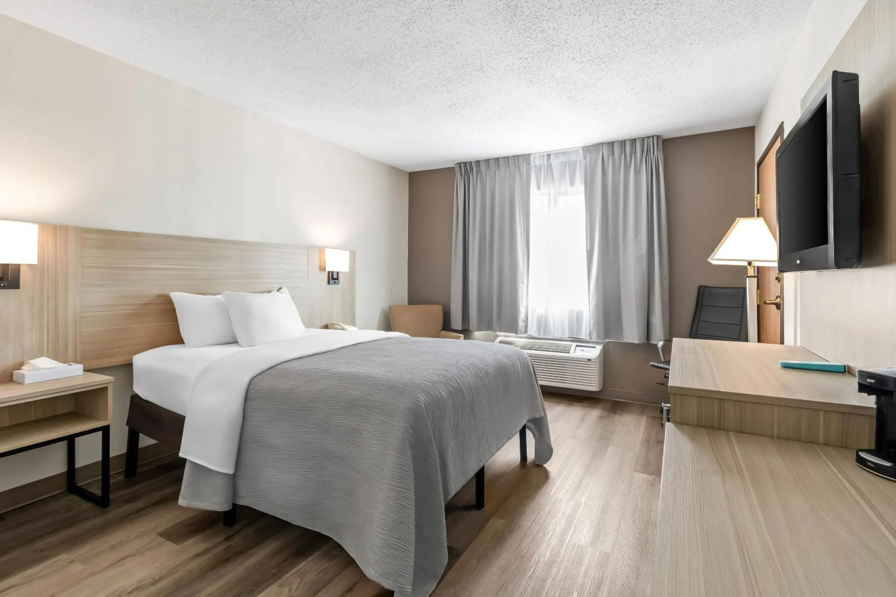 Bedroom, Bed in Quality Inn East Liverpool - Calcutta