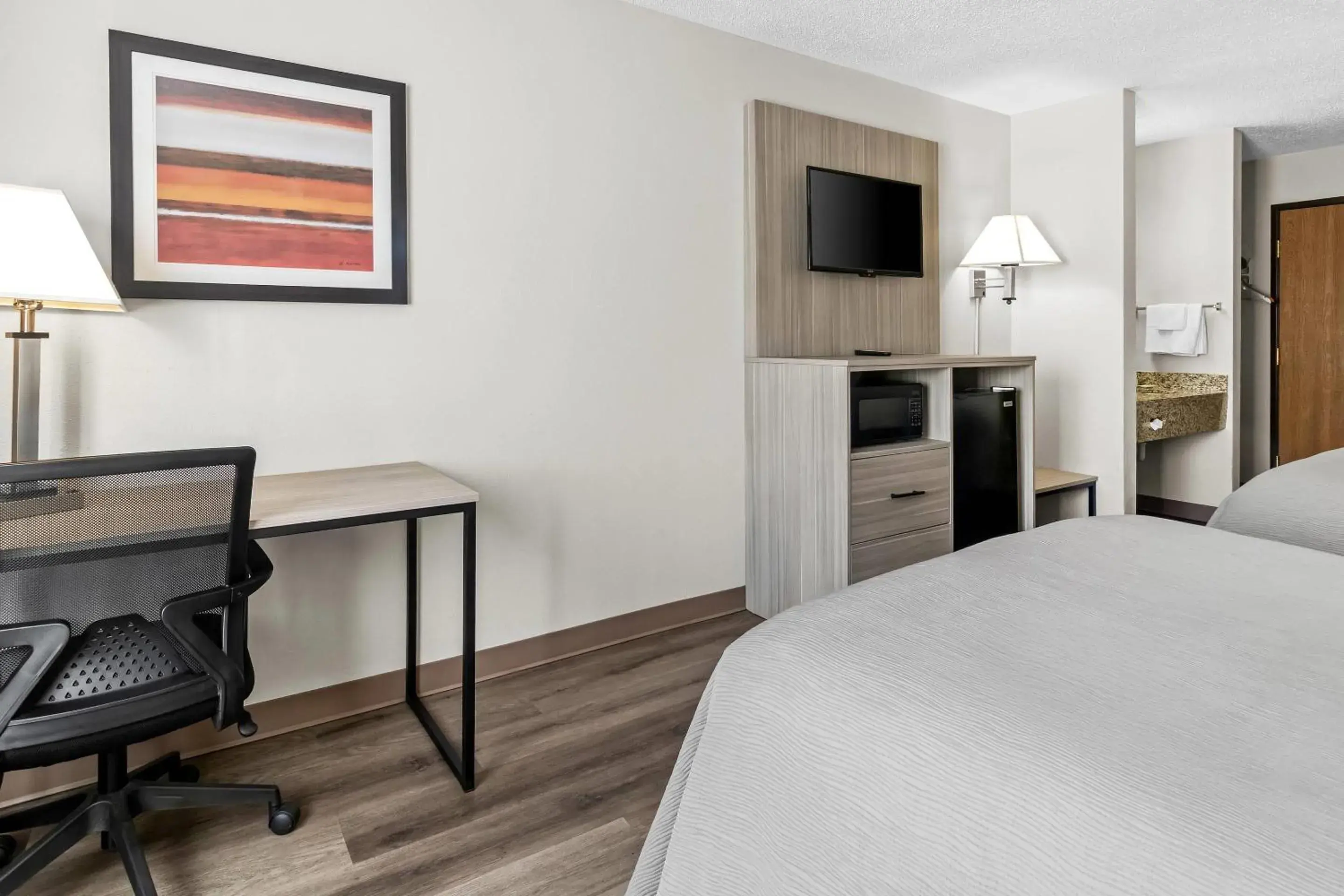 Bedroom, Bed in Quality Inn East Liverpool - Calcutta Bedroom, Bed in Quality Inn East Liverpool - Calcutta