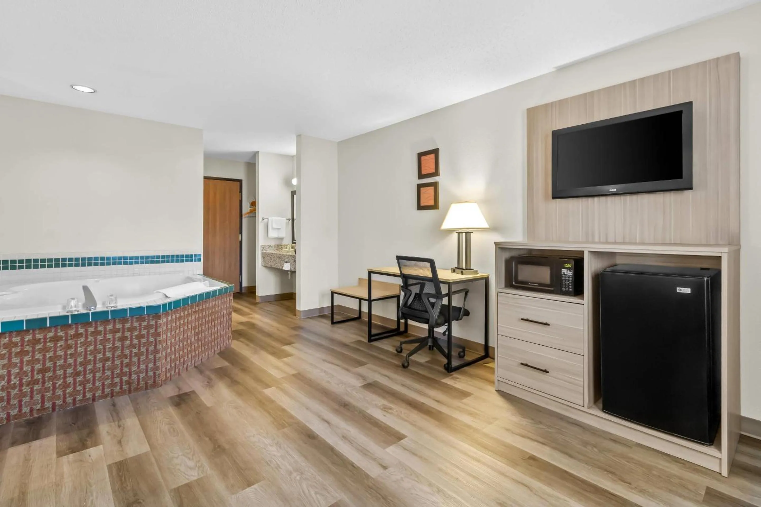 Bedroom in Quality Inn East Liverpool - Calcutta