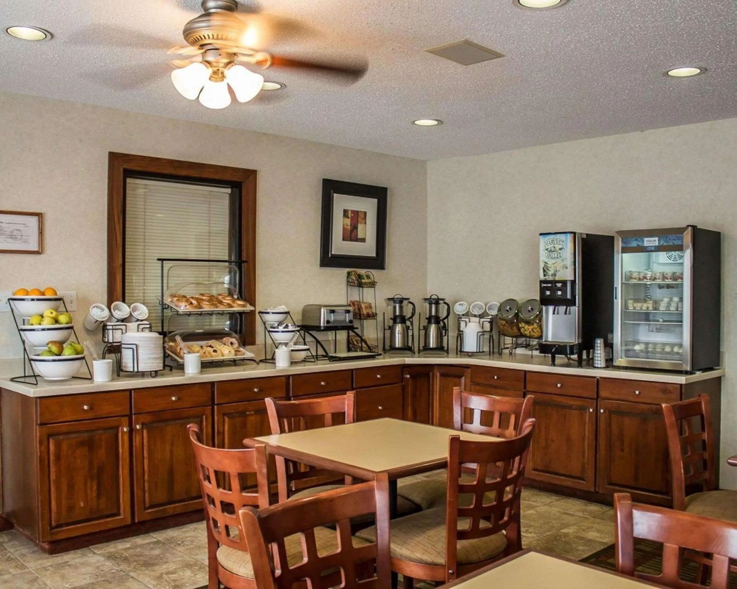 Restaurant/places to eat in Quality Inn