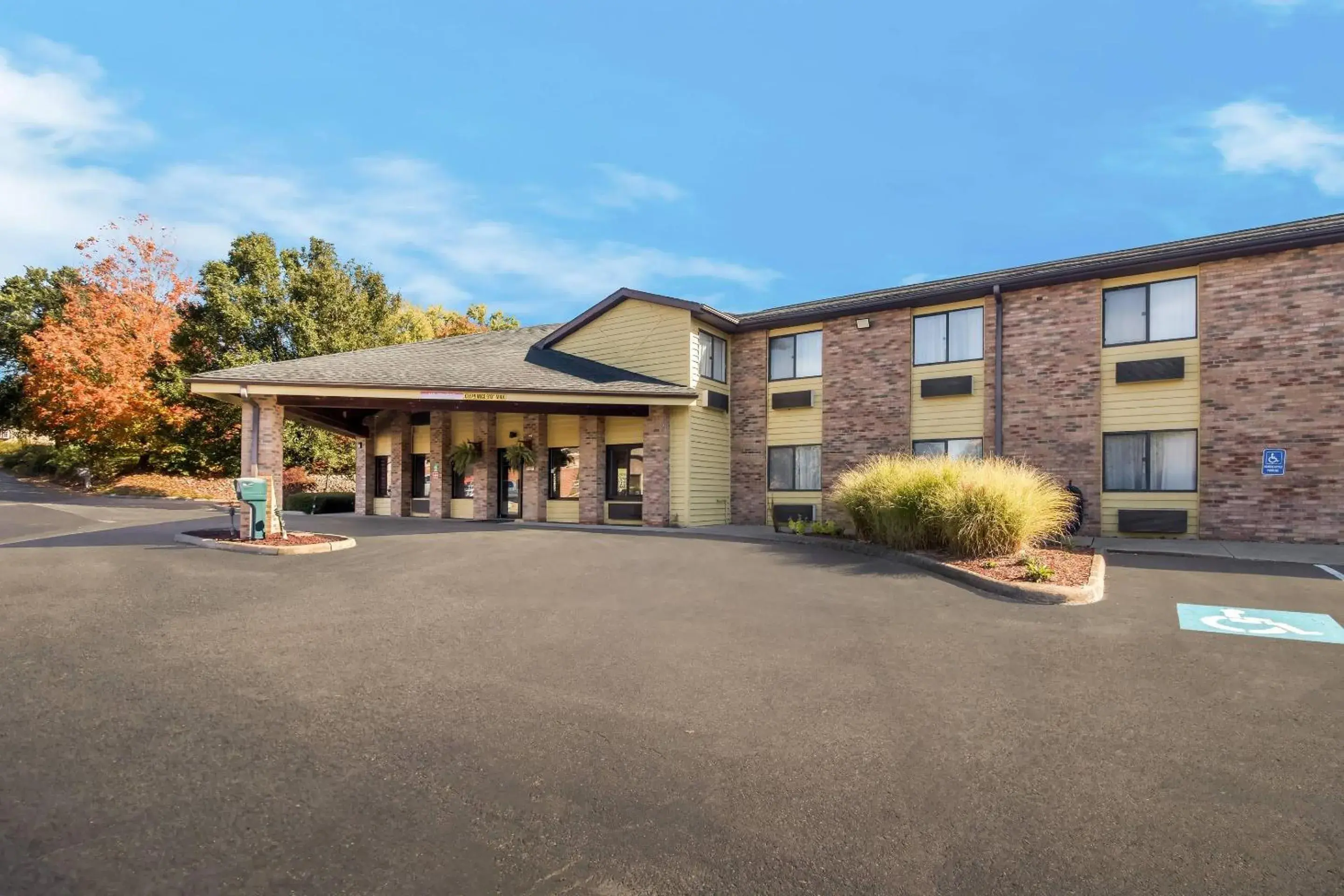 Property building in Quality Inn East Liverpool - Calcutta Property building in Quality Inn East Liverpool - Calcutta