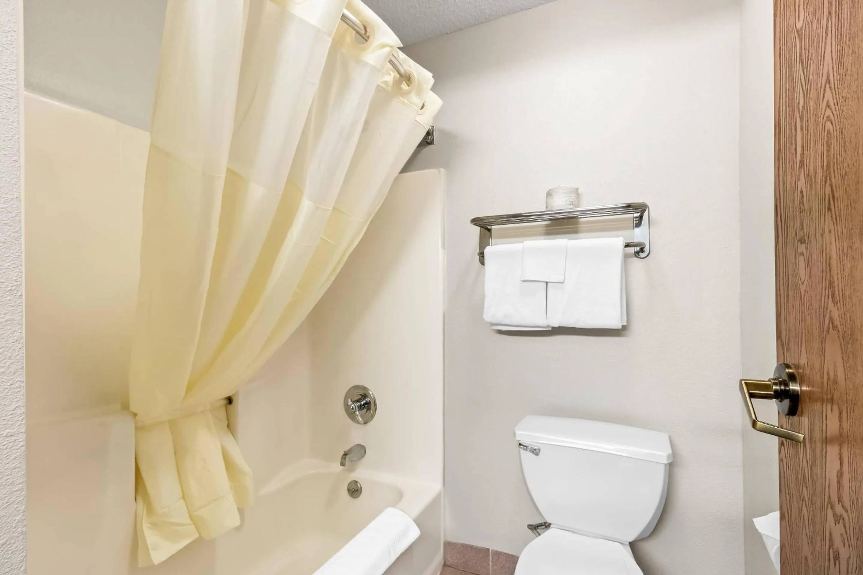 Bedroom in Quality Inn East Liverpool - Calcutta