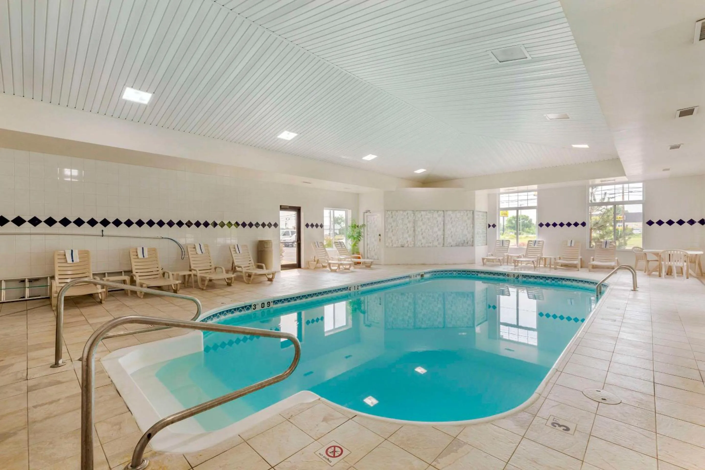 Swimming pool in Rodeway Inn Huron