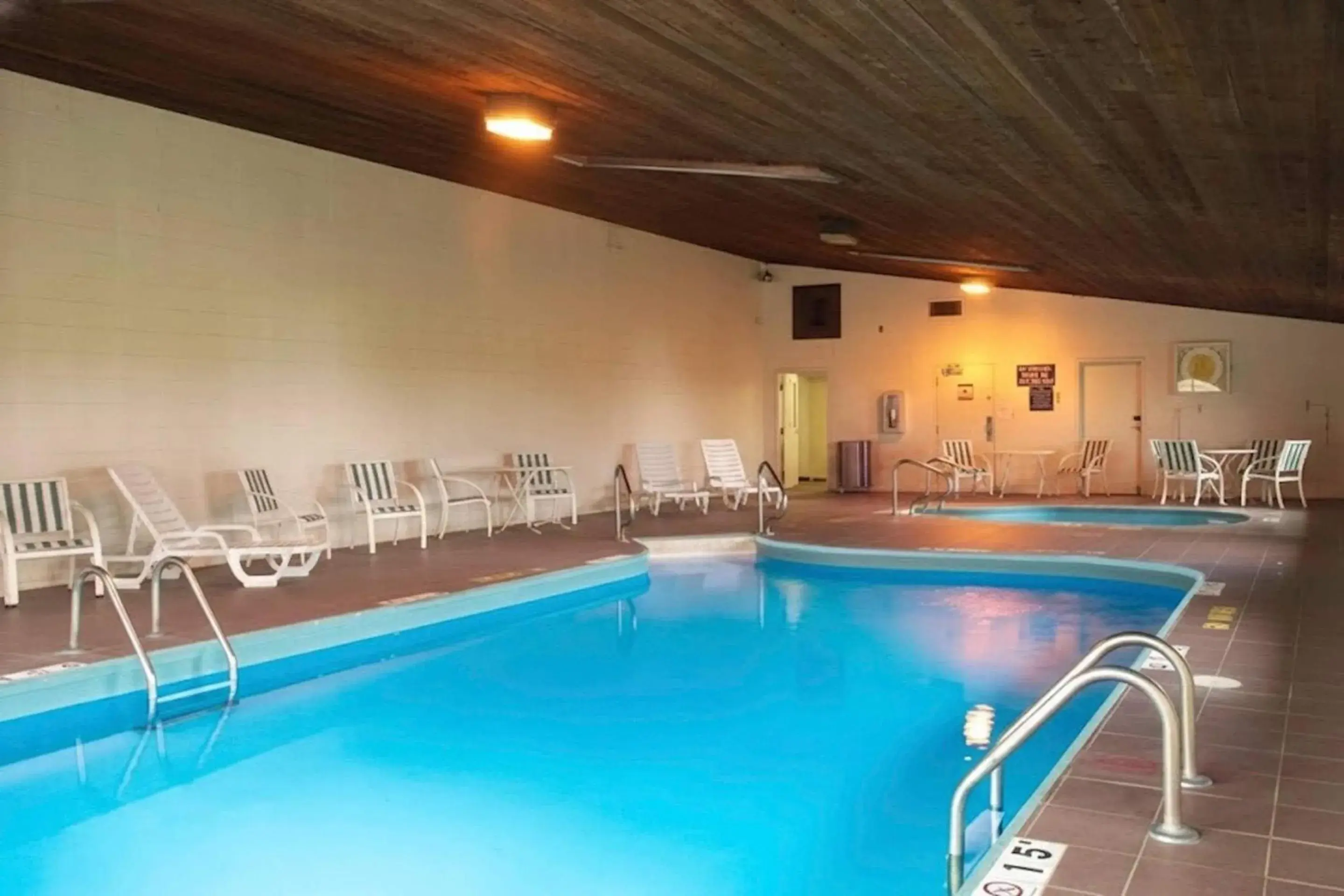 Swimming pool in Quality Inn Milan-Sandusky Swimming pool in Quality Inn Milan-Sandusky