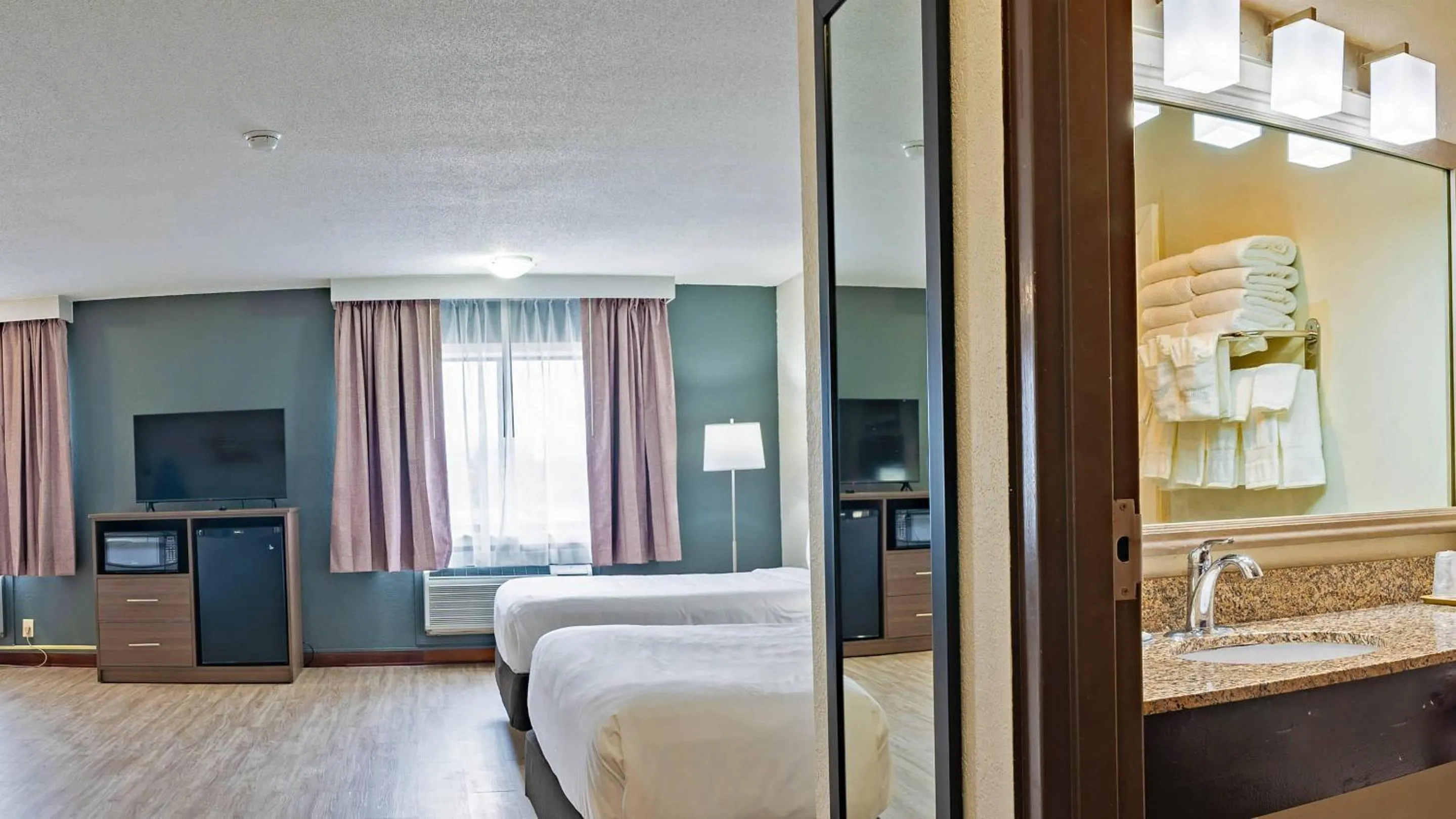 Bedroom, Bed in Quality Inn Milan-Sandusky