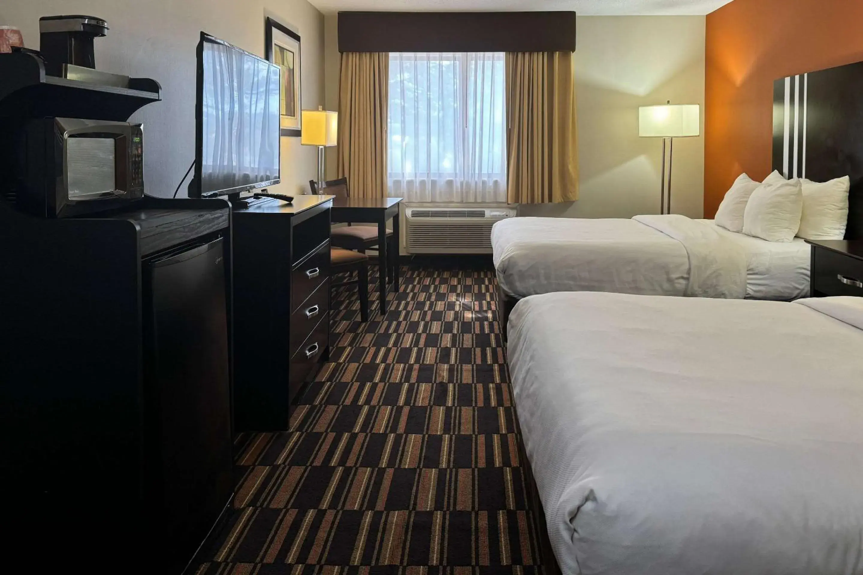 Bedroom, Bed in Comfort Inn Maumee - Perrysburg Area Bedroom, Bed in Comfort Inn Maumee - Perrysburg Area