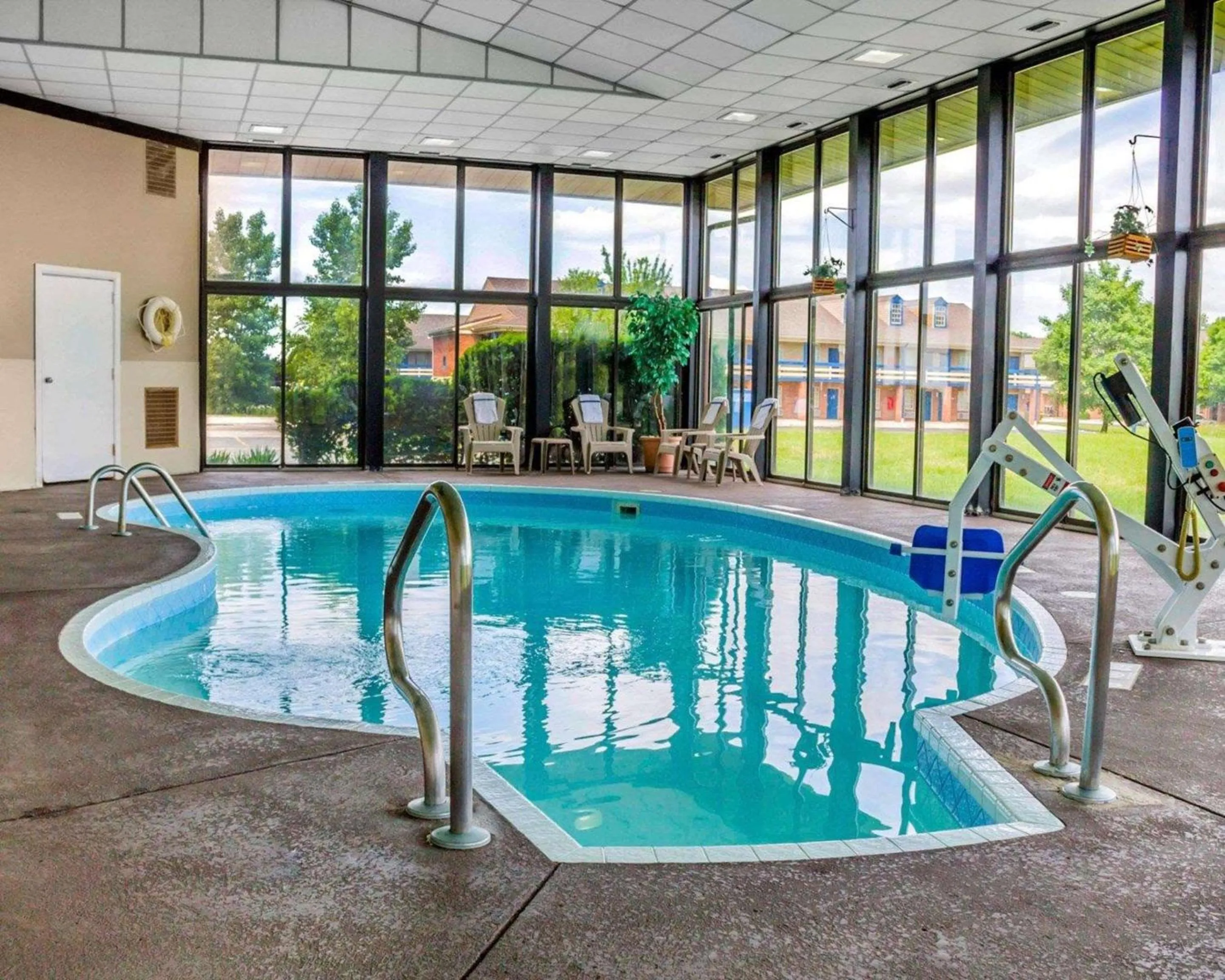 Swimming pool in Comfort Inn Maumee - Perrysburg Area