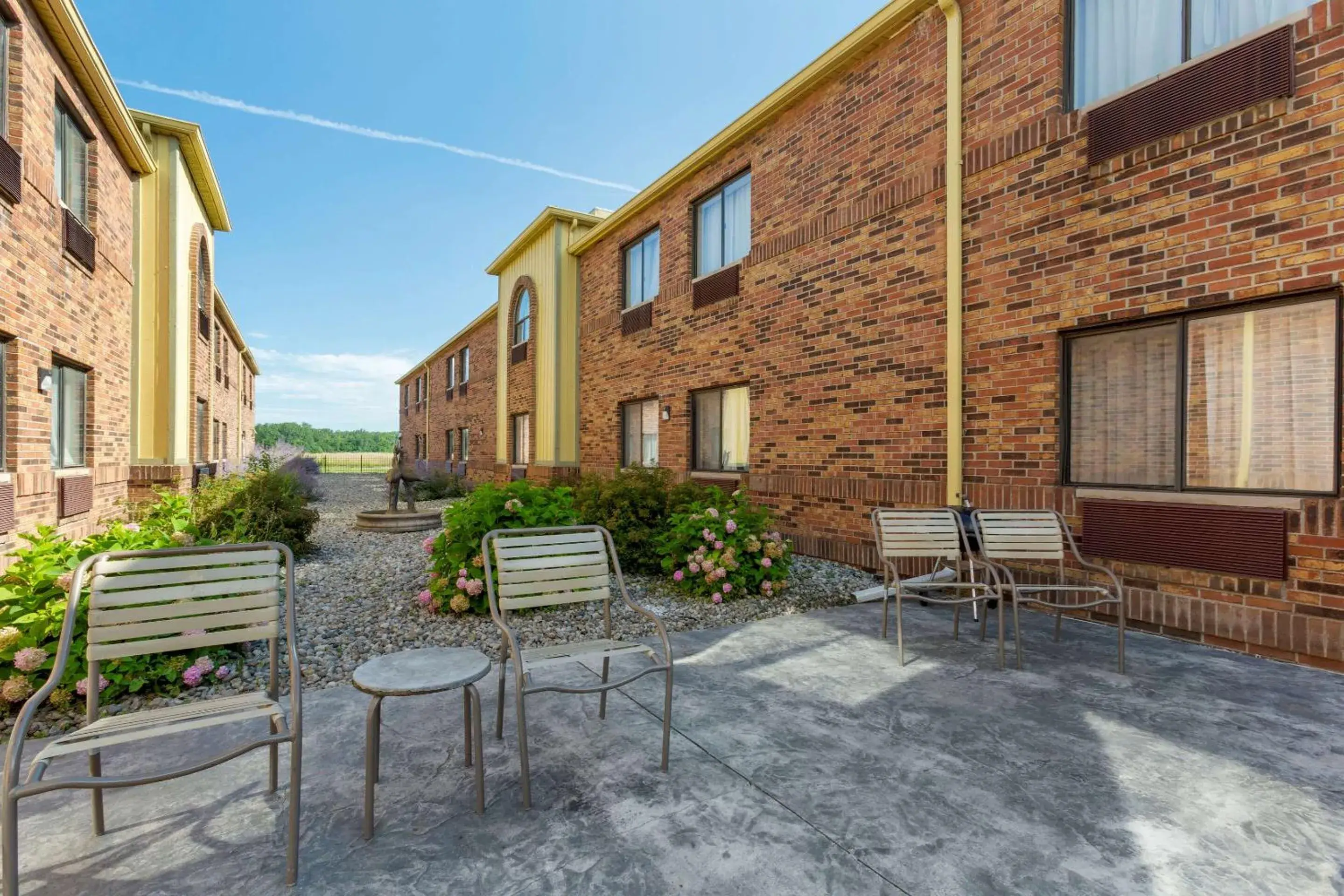 Swimming pool in Quality Inn Alexis Rd Swimming pool in Quality Inn Alexis Rd