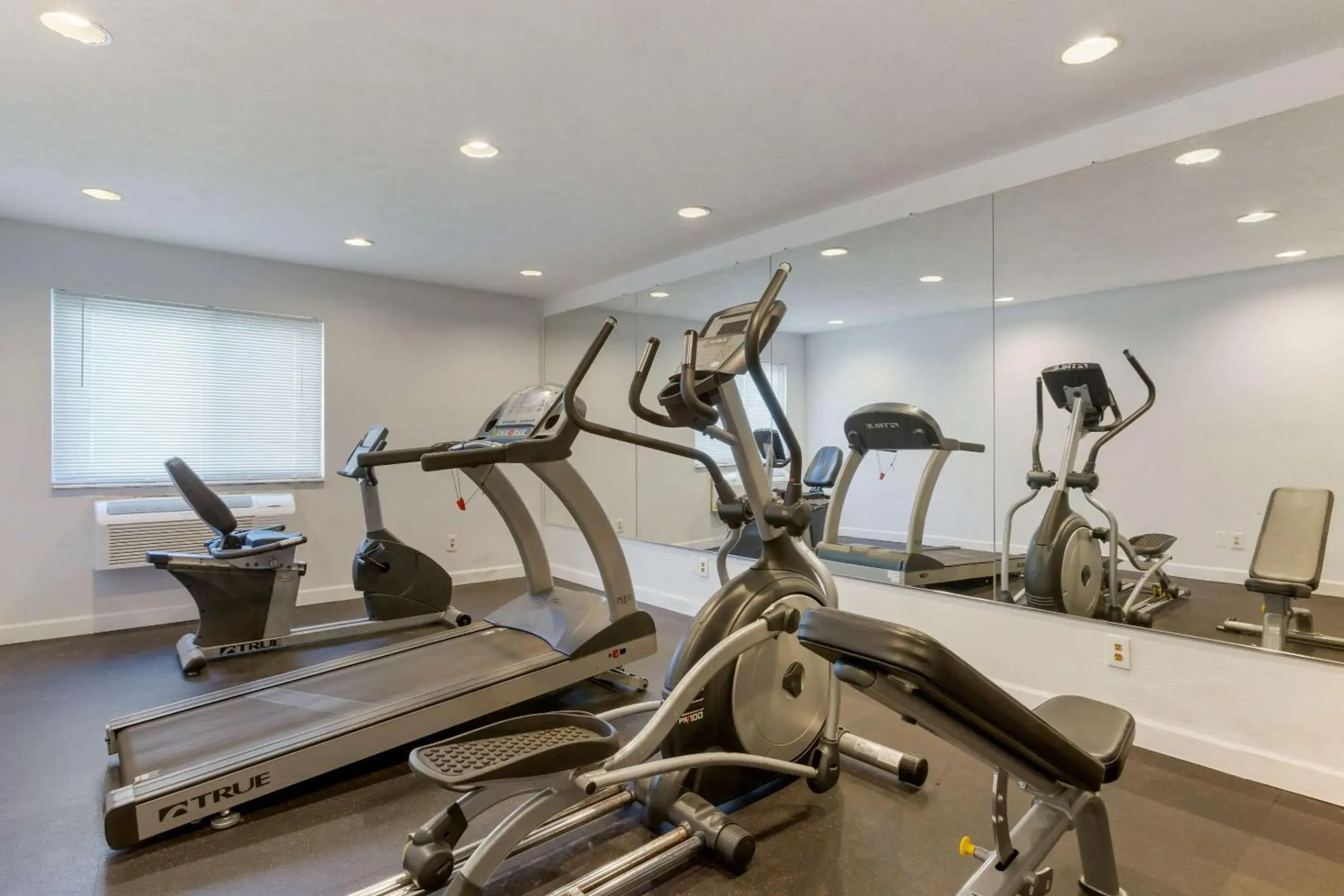 Fitness centre/facilities in Quality Inn Alexis Rd Fitness centre/facilities in Quality Inn Alexis Rd